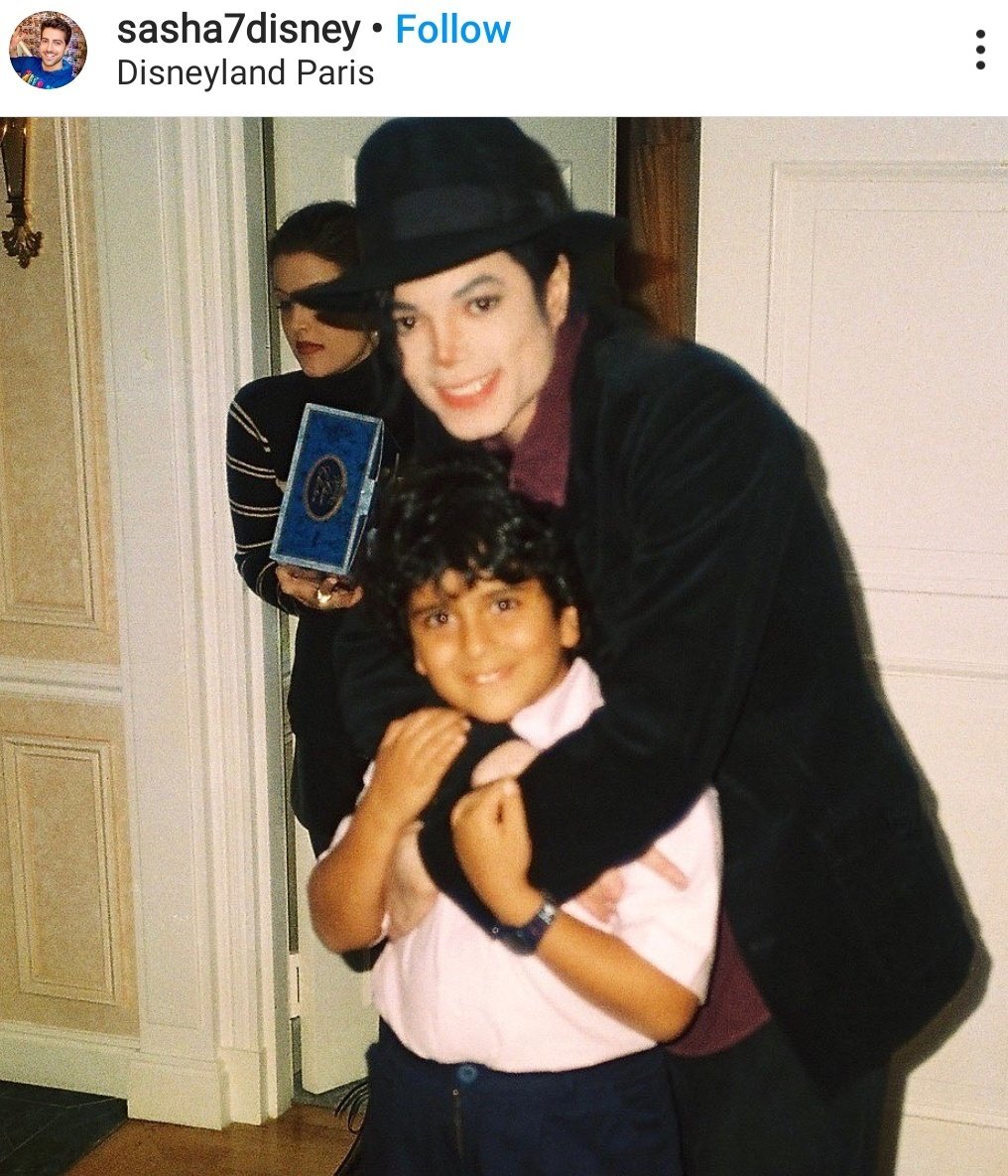 sweetangel291's tweet photo. MJ often gives underprivileged children or children who really want to meet MJ the opportunity to go up to his hotel when he's abroad, treating them like family. It's very common, and the children seem to like MJ.However, the photo on that account was edited; the real person is this fan here.