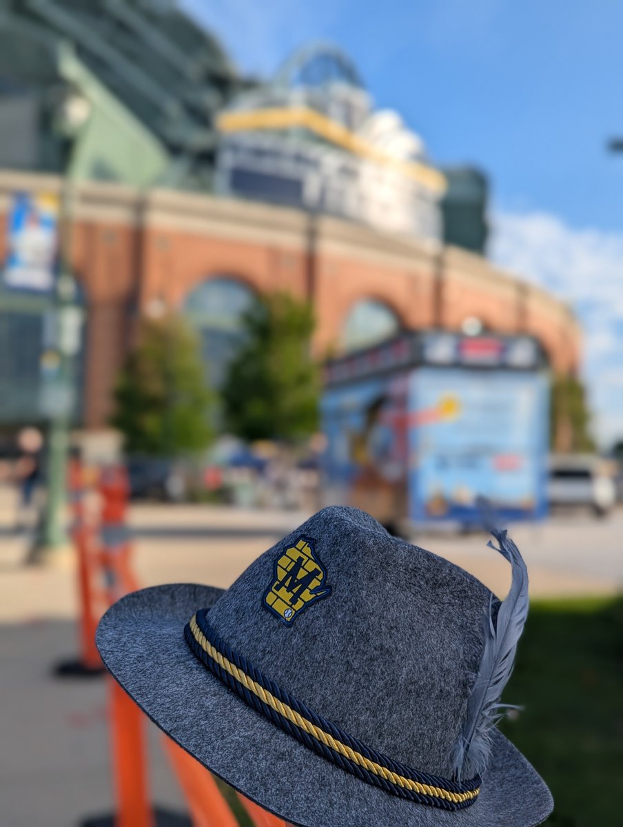 yount1130's tweet photo. Free Hat night @ #Brewers https://t.co/xEWuPxTQOb
