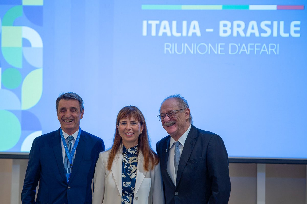ItalyinBrazil's tweet photo. 🇮🇹🤝🇧🇷 O Emb. Cortese e a Vice-Pres. da @Confindustria,  Barbara Cimmino, participaram no encontro empresarial Itália-Brasil na @CNI_br, recebidos pelo Vice-Pres. Bittar, no contexto da missão do “Sistema Itália”, que reuniu mais de 100 empresas 🇮🇹 no 🇧🇷. https://t.co/ID007dAlgX