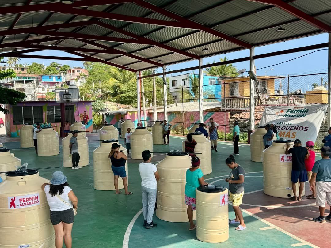 _FerminAlvarado's tweet photo. 💧 ¡Seguimos dando resultados!

Llegamos a Pie de la Cuesta con el programa de tinacos a bajo costo, apoyando directamente a las familias acapulqueñas. https://t.co/8Qjsyijkk5