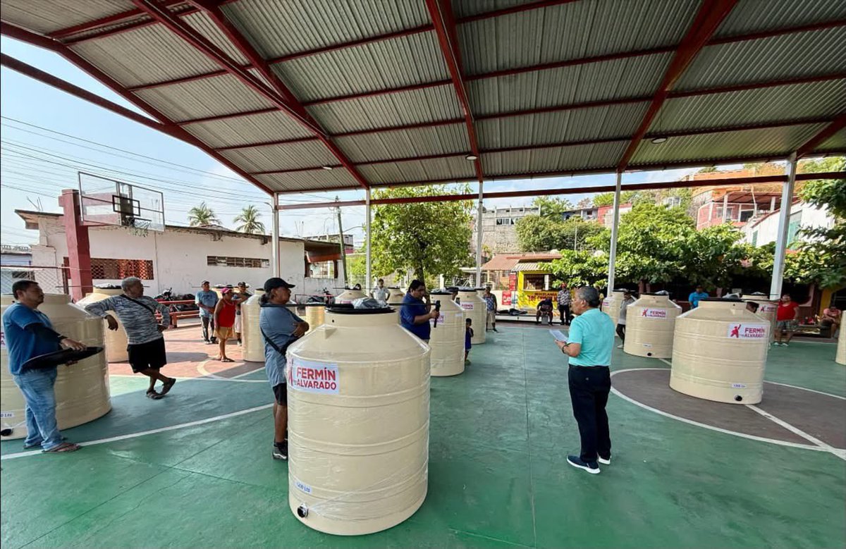 _FerminAlvarado's tweet photo. 💧 ¡Seguimos dando resultados!

Llegamos a Pie de la Cuesta con el programa de tinacos a bajo costo, apoyando directamente a las familias acapulqueñas. https://t.co/8Qjsyijkk5