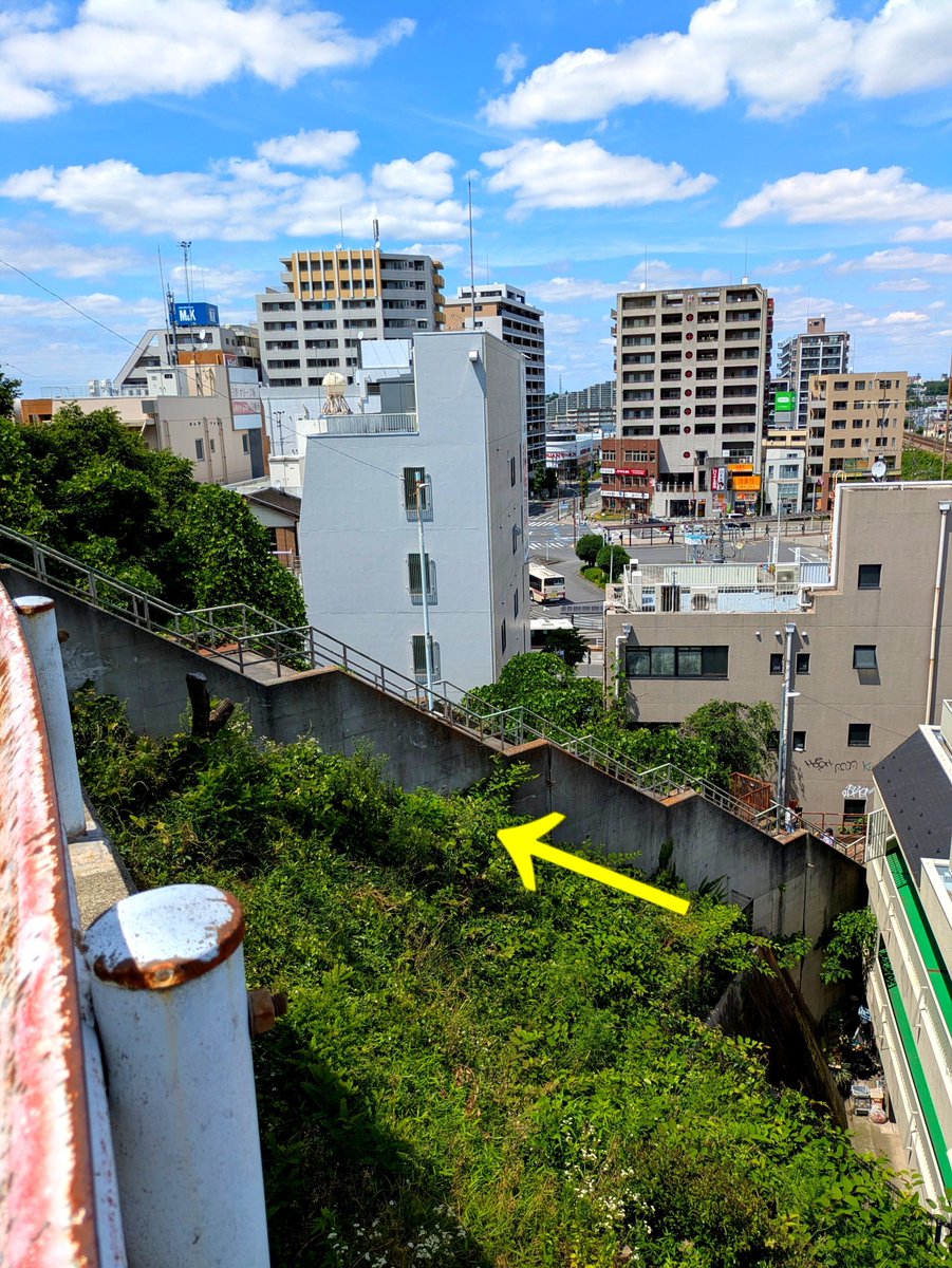 misohagi4's tweet photo. 日野駅近く 西の百段階段
(日野市大坂上)と
高台から東の台地を望む
日野市は 駅北側に多摩川、
南側に日野台地、
高低差が凄い趣ある地形凸凹
高い台地は閑静な住宅地
東の百段階段も有る(日野市神明)
#JR中央線　#日野市 https://t.co/9QsJAg9d1g