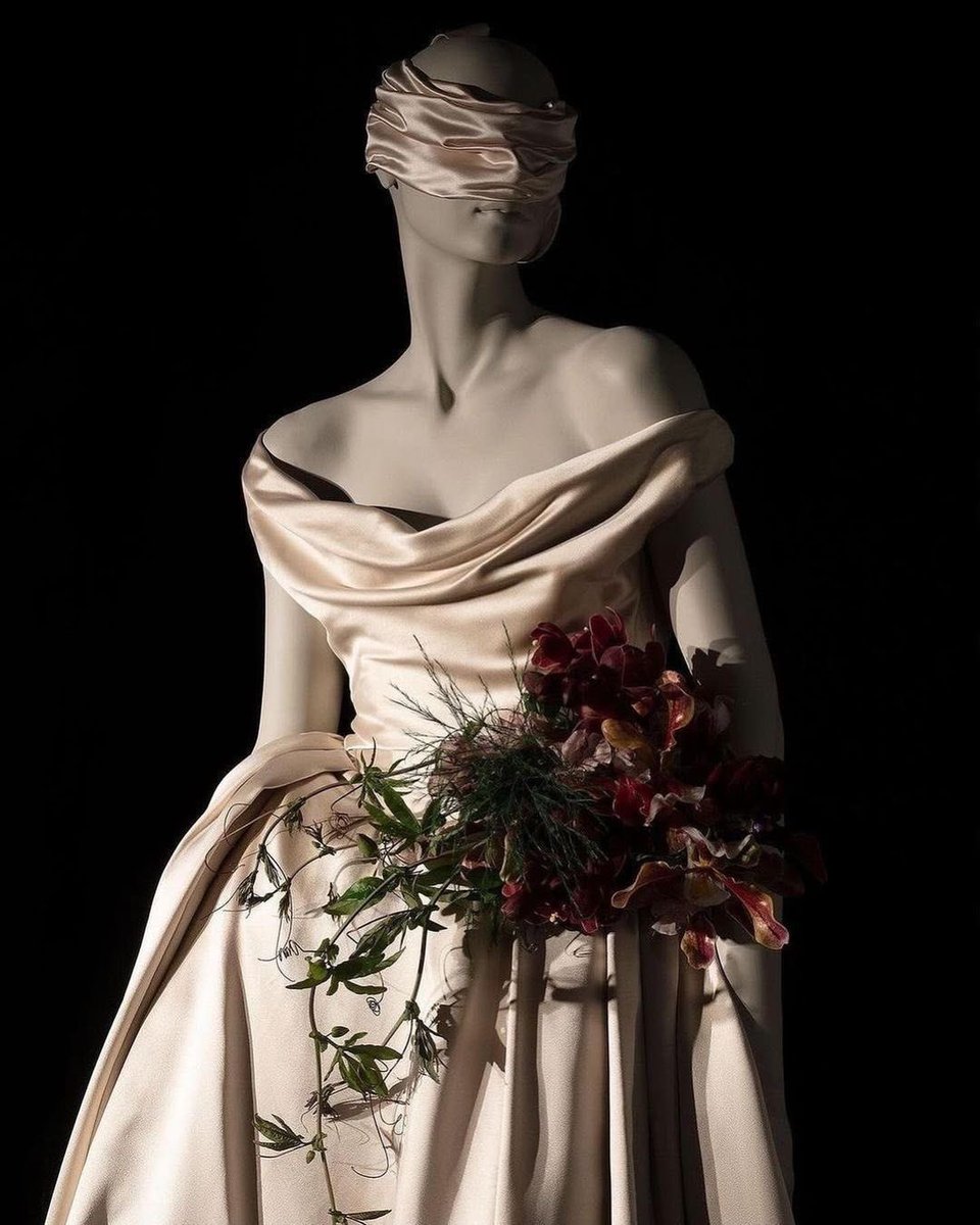 Hellokraze's tweet photo. vivienne westwood's ‘vive la bagatelle’ bridal dress, ss97 https://t.co/5R9dskzlhh