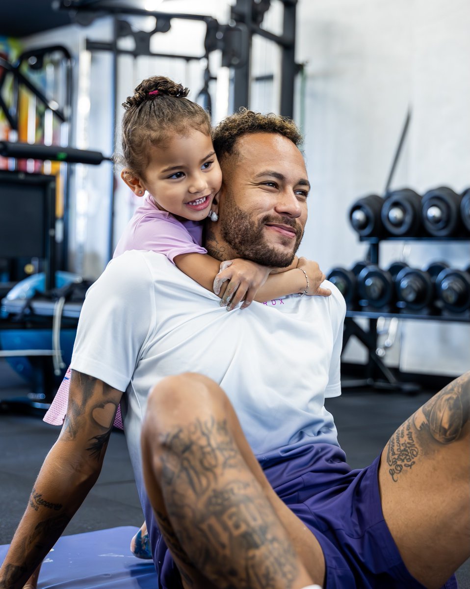 sportv's tweet photo. O NEYMAR É O CARA MAIS FELIZ DO MUNDO! 😍👧🏻
Neymar aproveitou o momento de academia ao lado da filha, Mavie. A pequena acompanhou o pai durante o treino e fez companhia ao craque. 🥰
📸neymarjrsiteoficial
*Contém texto alternativo
#Neymar #Mavie #Santos #Pai #Filha https://t.co/JLgWuV2mMO
