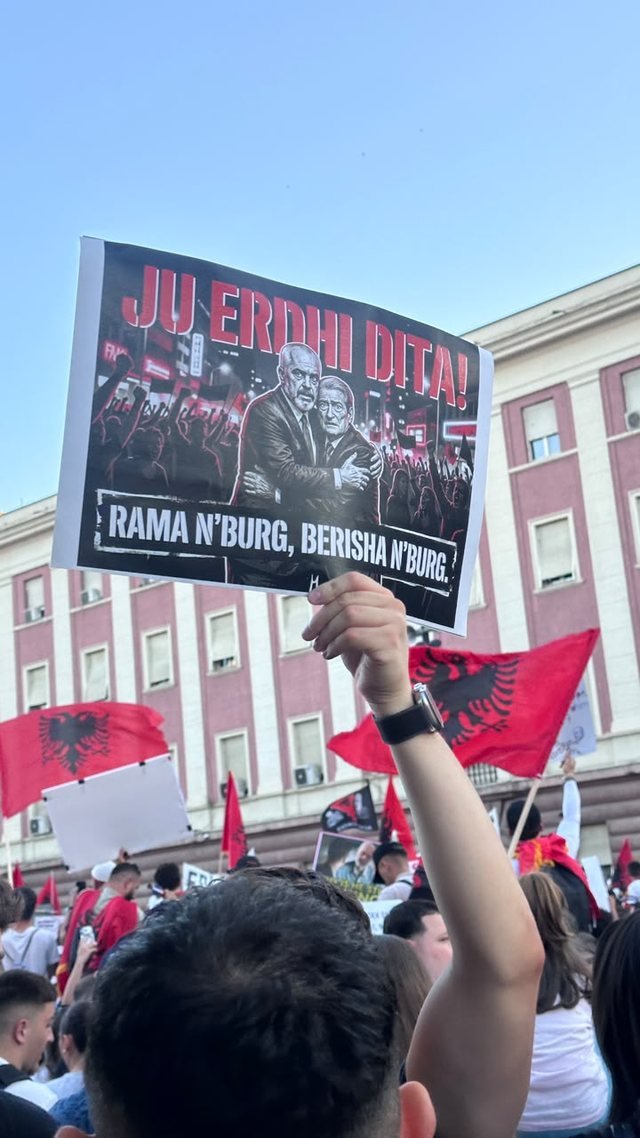 Tirana_Report's tweet photo. Short and clear: Albanians are demanding the opening of the political and economic system, which for nearly 40 years has been controlled by just two individuals and their factions—Rama (SP) and Berisha (DP).
​The EU must support the genuine democratization of 🇦🇱's institutions.🦩 https://t.co/YF1hlFkJP8