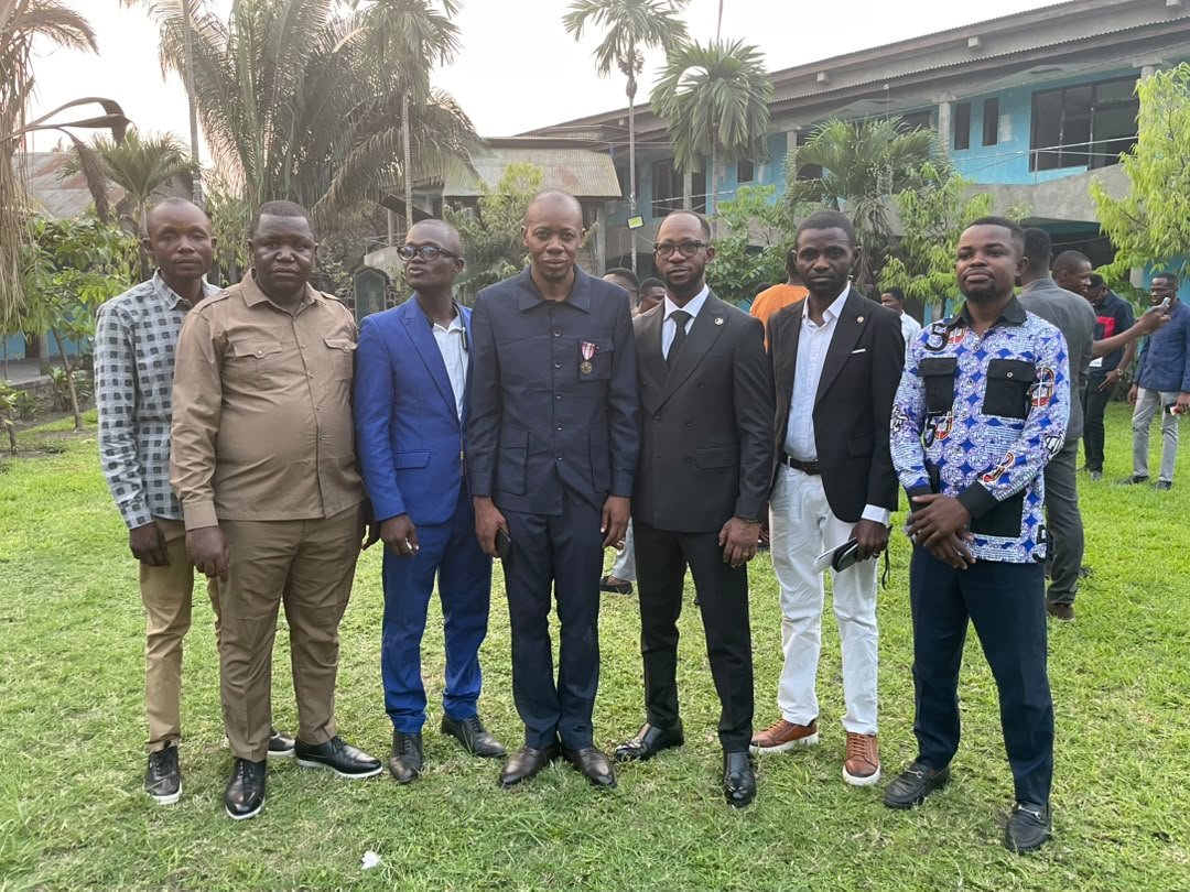 PlamediKetenge's tweet photo. #Kutu : la diaspora célèbre Ferawi Mabla après sa distinction nationale

La diaspora de Kutu a organisé, ce samedi 12 septembre 2026 à #Kinshasa, une réception en l’honneur de l’ingénieur Ferawi Mabla Bobina, décoré à l’Ordre national de Chevalier.

Cette rencontre, organisée pour saluer cette distinction, a réuni plusieurs ressortissants de Kutu autour de celui qu’ils considèrent comme une fierté pour leur territoire et pour l’ensemble du Maï-Ndombe.

Après une Messe d’Action de Grâce célébrée au Couvent du Sacré-Cœur de Jésus, à #Lemba, les participants se sont retrouvés autour d’un cocktail au même endroit pour partager un moment de fraternité et célébrer le mérite de l’ingénieur.

À travers cette réception, la diaspora de Kutu a voulu exprimer sa reconnaissance et encourager Ferawi Mabla Bobina à poursuivre ses recherches et ses inventions.

Cette célébration a également été l’occasion de rappeler que son parcours scientifique constitue une source de fierté pour Kutu et le Maï-Ndombe.
@ferawimabla2 @DMukokoSamba @SuminwaJudith