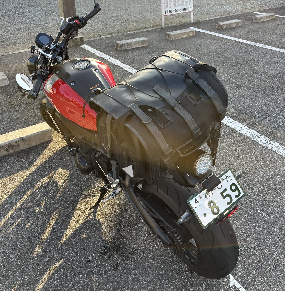 xsr900_859's tweet photo. 取付方法は何パターンか👍🏍
にしても湿気が💦
ナンプレフック……これはね…ウインカーがね……経験値UPって事で!🤩
#MFK-101 #フェンダーレス #XSR https://t.co/esVRPmbtsE