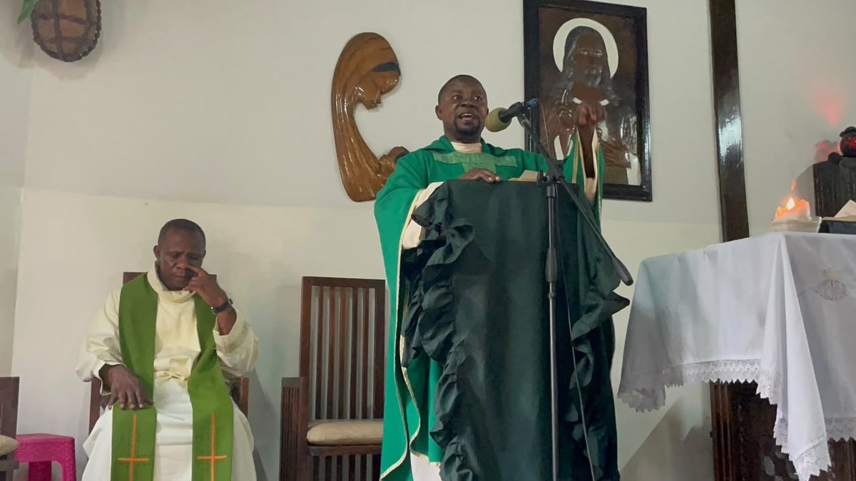 PlamediKetenge's tweet photo. #Kutu : la diaspora célèbre Ferawi Mabla après sa distinction nationale

La diaspora de Kutu a organisé, ce samedi 12 septembre 2026 à #Kinshasa, une réception en l’honneur de l’ingénieur Ferawi Mabla Bobina, décoré à l’Ordre national de Chevalier.

Cette rencontre, organisée pour saluer cette distinction, a réuni plusieurs ressortissants de Kutu autour de celui qu’ils considèrent comme une fierté pour leur territoire et pour l’ensemble du Maï-Ndombe.

Après une Messe d’Action de Grâce célébrée au Couvent du Sacré-Cœur de Jésus, à #Lemba, les participants se sont retrouvés autour d’un cocktail au même endroit pour partager un moment de fraternité et célébrer le mérite de l’ingénieur.

À travers cette réception, la diaspora de Kutu a voulu exprimer sa reconnaissance et encourager Ferawi Mabla Bobina à poursuivre ses recherches et ses inventions.

Cette célébration a également été l’occasion de rappeler que son parcours scientifique constitue une source de fierté pour Kutu et le Maï-Ndombe.
@ferawimabla2 @DMukokoSamba @SuminwaJudith