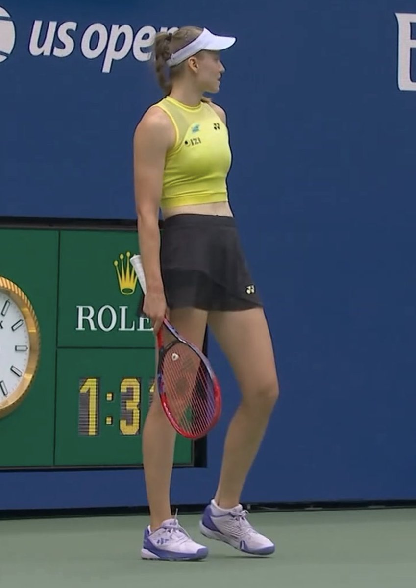 OpenCourt's tweet photo. White visor, yellow crop top, black skirt, blue trim on the shoes.
Yonex really needs to do better by the new No. 1.
Looks like a buncha separate pieces she just pulled off the closet floor. https://t.co/wEYdvL4V5g