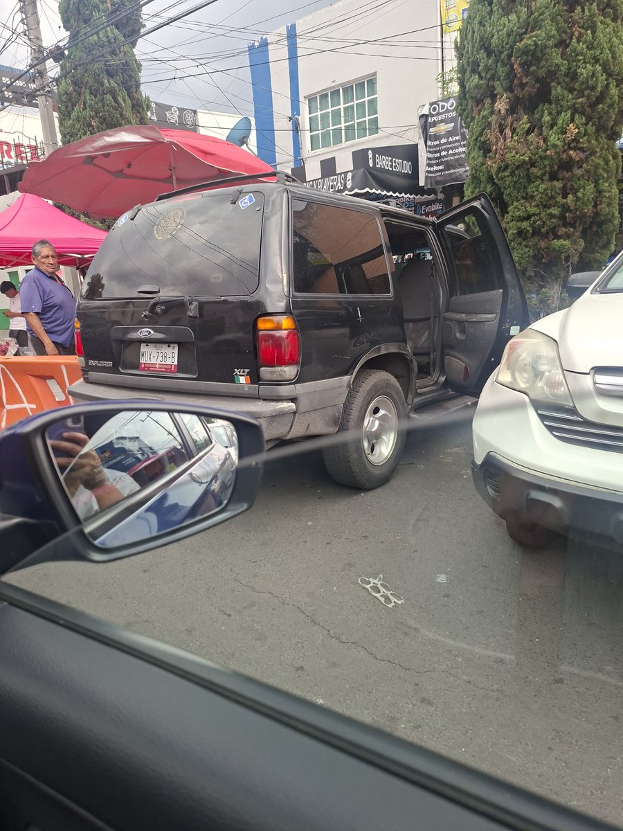 B3R39013's tweet photo. Los carros asi estacionados y tambien en doble fila en juventino rosas col exhipodromo de peralvillo. Solo dejan 2 carriles y hasta en ocasiones uno.
Ayuda!!!!
@AlessandraRdlv https://t.co/tidjb23DsJ