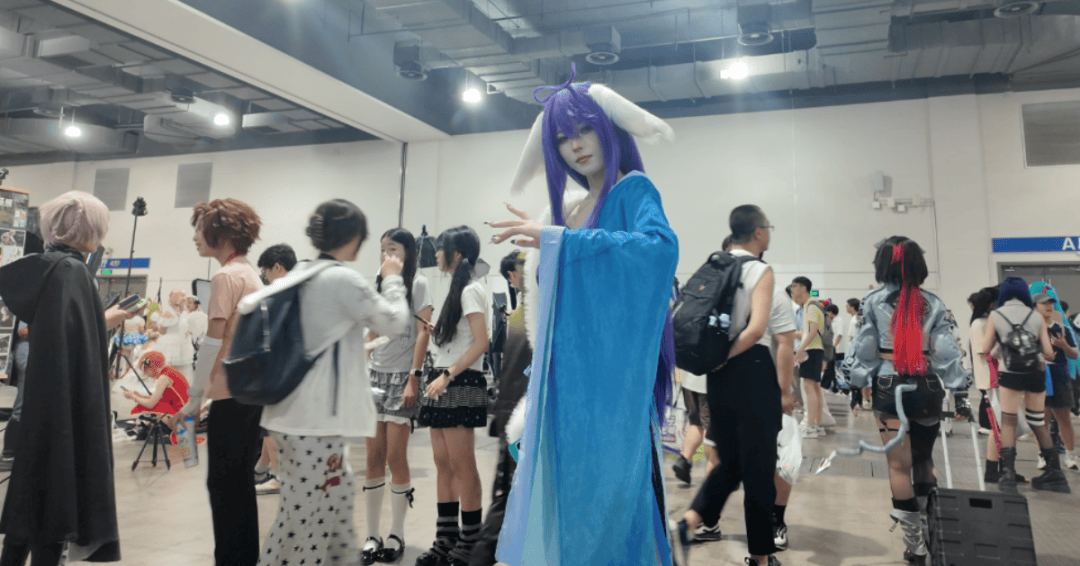 bloop235792's tweet photo. Just hit the comic con jackpot! Found my favorite anime merch and took pics with the cosplayers—total weekend win https://t.co/EzK7iBpp0a