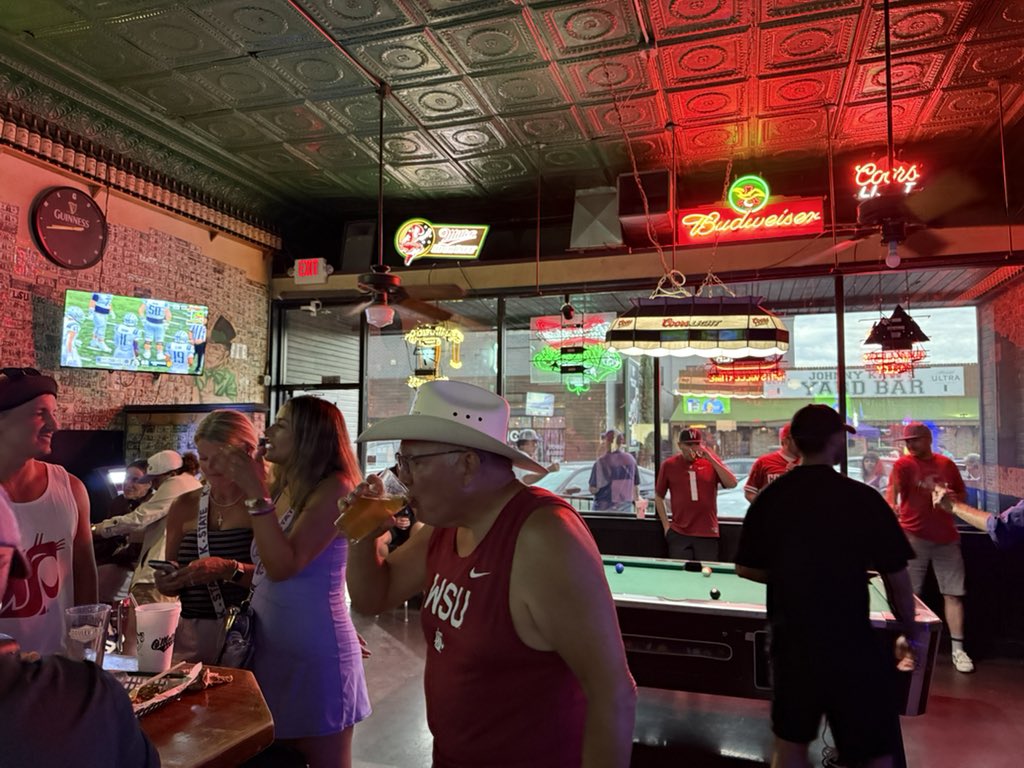 GfedGoCrazy's tweet photo. Aggieville tour bar 1. What we on next? https://t.co/nqq5uZQxUN