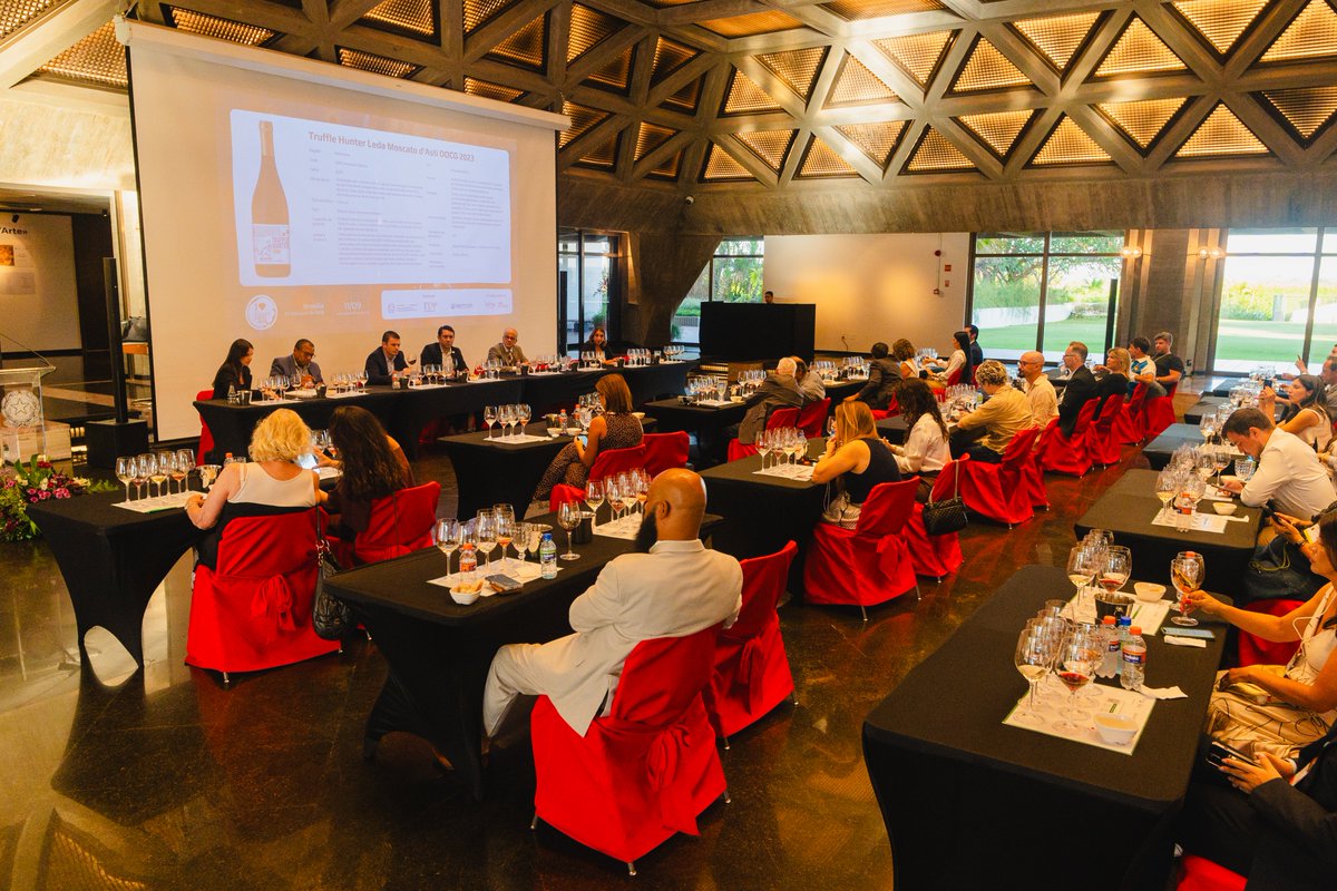 ItalyinBrazil's tweet photo. 🇮🇹🍷 O Emb. Cortese recebeu na Embaixada o roadshow I Love Italian Wines 2026 realizado com @icesanpaolo, Vinitaly e Wine South America: 60 empresas e ~600 rótulos 🇮🇹 em Brasília, com a presença da Vice-Pres. da @Confindustria, Barbara Cimmino, encerrando a missão comercial no 🇧🇷 https://t.co/vQXr9kwnDy