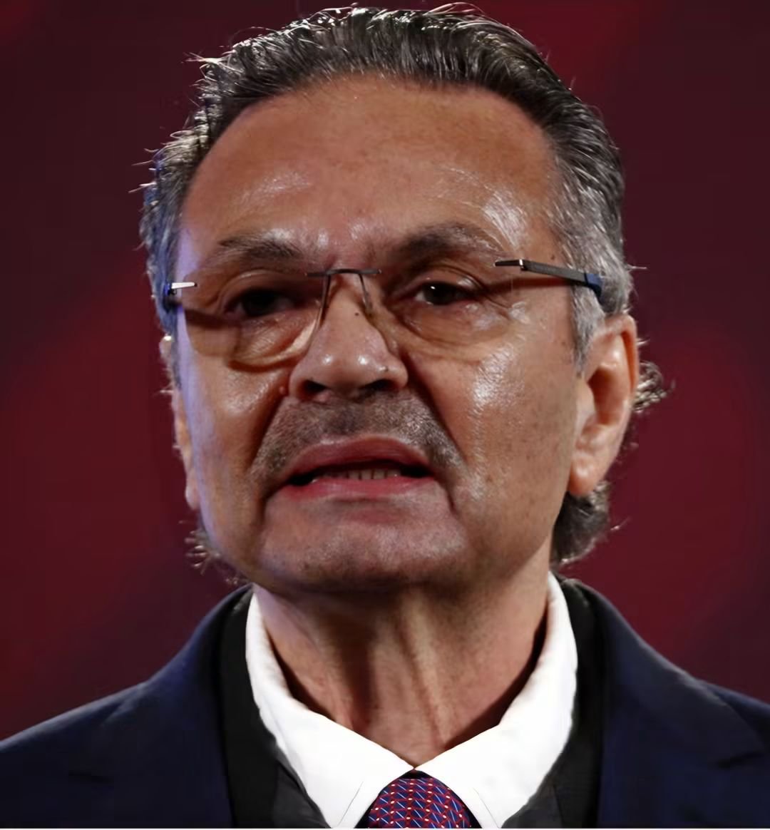 HtTrejo's tweet photo. EL CONTROL DEL EFECTIVO,  ES PARA TODOS LOS JODIDOS, PARA LOS QUE SIRVEN A LA NARCODICTADURA.  NO<<Octavio Romero Oropeza, ex director de PEMEX y hoy del INFONAVIT, es forzado a abrir su declaración que era confidencial por “seguridad nacional”.
Aquí la seguridad nacional:
Tuvo ingresos el año pasado por casi 360 mil pesos mensuales. Era funcionario público.
En 2018 compró dos departamentos el mismo día. Pagó 6.7 MILLONES de pesos en CASH.
Tiene terrenos por 706 MIL METROS cuadrados.
Por ellos pagó 27 millones de pesos. Tres de esos terrenos los compró en dos meses.
Con Romero como director de PEMEX estalló el huachicol fiscal que ha costado a México 600 mil millones de pesos.
Los directores de la UIF con López Obrador, Santiago Nieto y Pablo Gómez, NUNCA vieron NADA de ese manejo descomunal de recursos.
Tampoco la Secretaria de Energía, Rocio Nahle.
Menos los directores de aduanas, Horacio Duarte (hoy secretario de gobierno de Delfina Gómez) ni Rafael Marin Mollinedo (busca ser candidato de Morena a gobernador de Quintana Roo).
Estados Unidos ha dicho que el huachicol fiscal es el segundo ingreso del CJNG.>>
