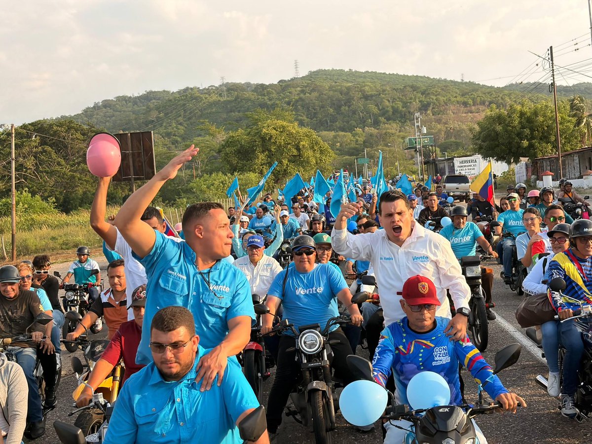 VenteVenezuela's tweet photo. ¡LA LIBERTAD SE CONSTRUYE EN LA CALLE! 🇻🇪

El municipio Sucre se movilizó en gran caravana junto a Carlos Fernández (@Carlosafg_), Marcos Velazco (@MVelazcoM) y Luis Humbria (@SoyLuisDaniel1), coordinador de @VenteTrujillo. 

Seguimos recorriendo cada rincón del estado #ConNuestrasPropiasManos.