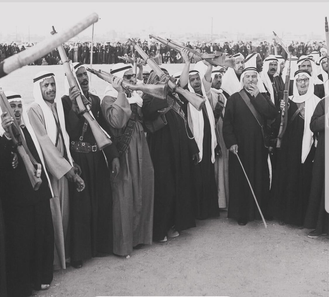 a_m_f_90's tweet photo. - صورة لأهالي الجهراء يؤدون العرضة " بالستينات "

عبدالعزيز مساعد الساير 
عبدالله الخلف 
محمد العفاسي 
ضحوي المطوطح 
عيد السويحل 
سعد الخصوان 
خلف عبدالله الخلف 
خالد المشعان 
محمد الشويب 
عبدالكريم محمد الامير
قضاب المطوطح
عثمان مزعل السعيد
حسين الجنوبي https://t.co/Gcno0JEU1M