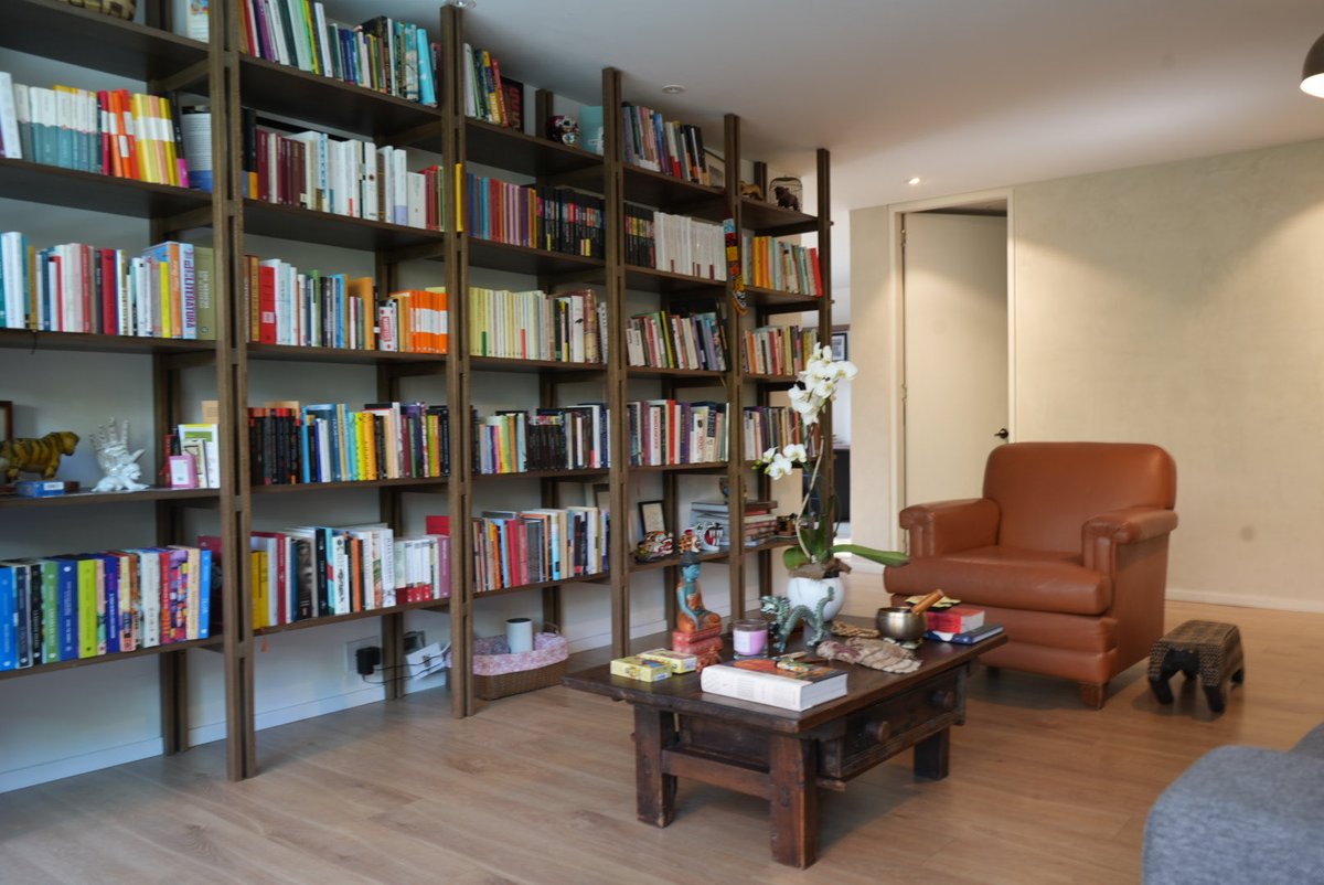 maria_mimia's tweet photo. Una biblioteca no dice solamente qué has leído. Dice quién has sido, qué has buscado y quién estabas intentando convertirte. https://t.co/djbeF1xbGG