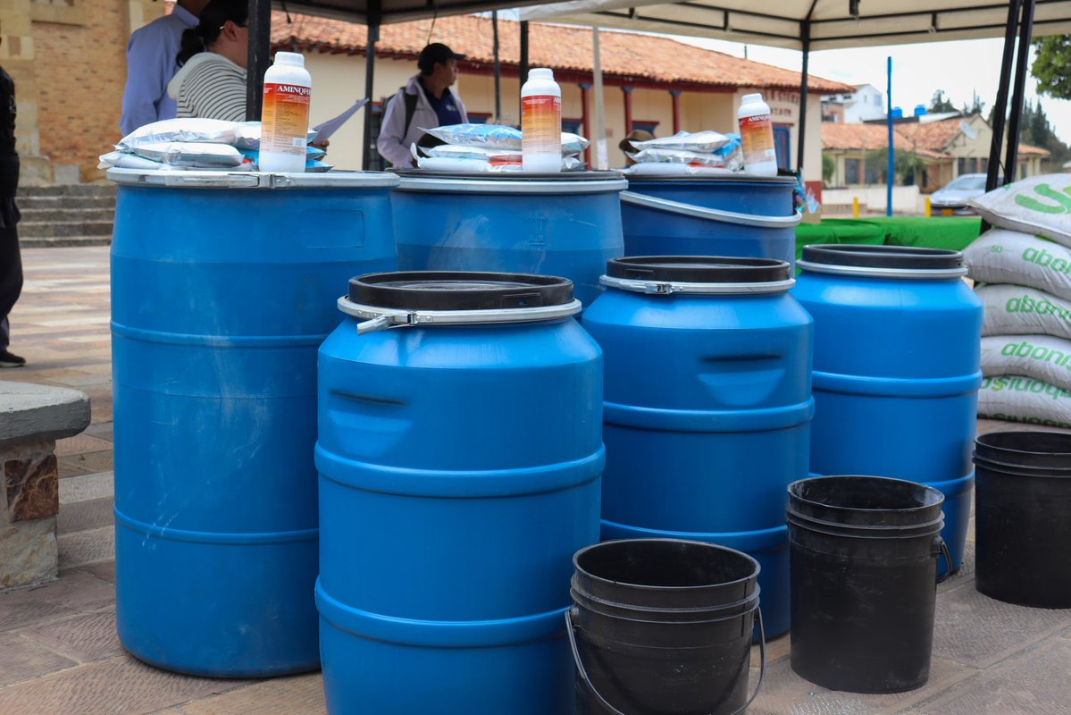 CundiAgro's tweet photo. 101 unidades productivas de Fúquene y Susa reciben insumos para mejorar sus suelos 🌳🍃 como parte de las acciones para el mejoramiento del paisaje productivo, se entregan insumos para la implementación de abonos verdes y biofábricas, con una inversión total de $124 millones. https://t.co/duWBoGqras