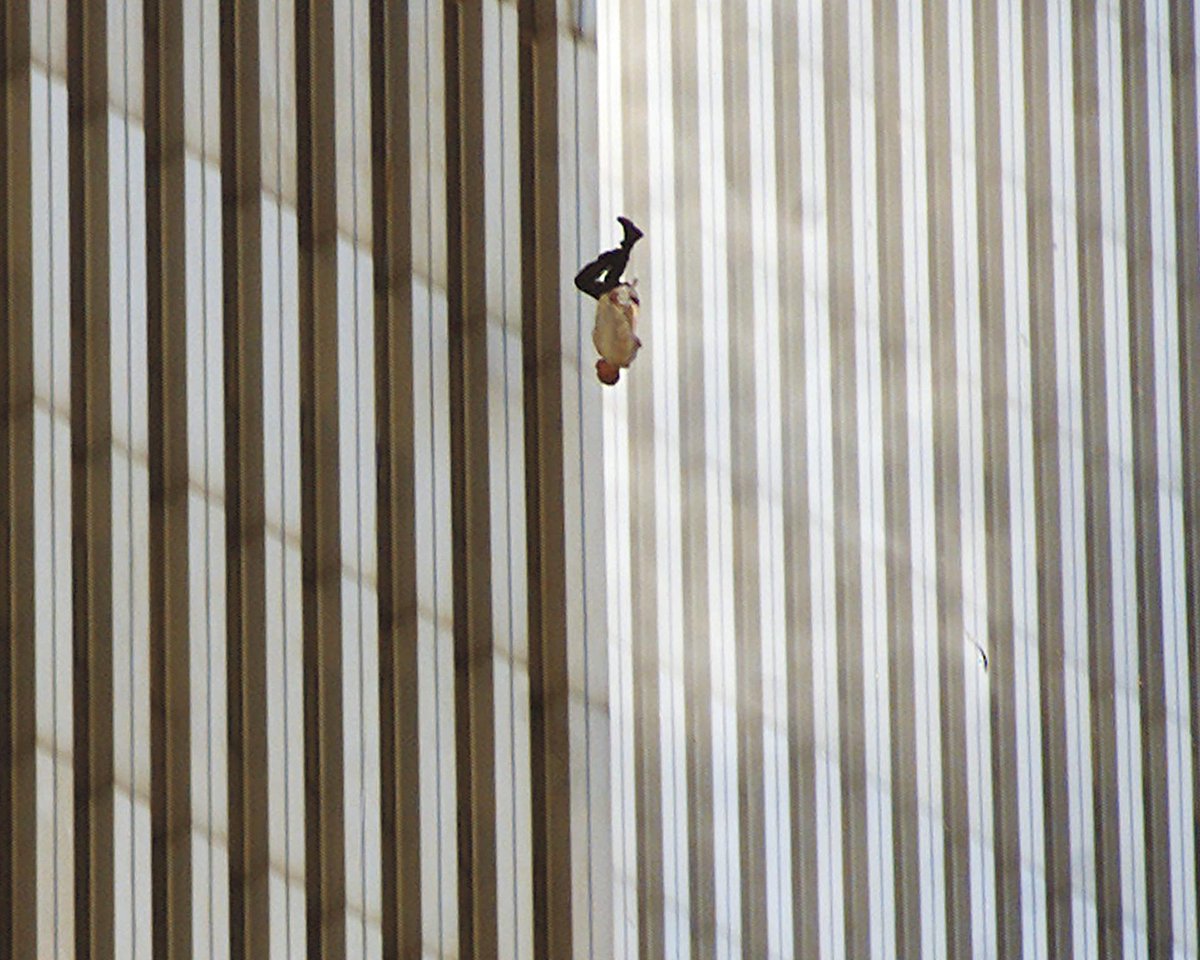 infobae's tweet photo. SALTAR O ARDER: LA HISTORIA DETRÁS DE “EL HOMBRE QUE CAE”, LA FOTO DEL 11-S QUE EL MUNDO PREFIRIÓ NO MIRAR | Por Luciana Rivera

Eran las 9:41 de la mañana del 11 de septiembre de 2001 cuando el fotógrafo Richard Drew apretó el obturador y registró “El hombre que cae” (The Falling Man): una figura perfectamente vertical, el cuerpo paralelo a las líneas de las Torres Gemelas, que eligió el vacío porque el fuego y el humo ya habían cerrado todas las puertas. Veinticinco años después, la imagen sigue sin poder mirarse con indiferencia.

La foto se publicó al día siguiente en diarios de todo el país. En 48 horas, desapareció. El rechazo del público fue tan inmediato y tan furioso que los propios colegas de Drew en la Associated Press (AP) la bautizaron con una paradoja: “la fotografía más famosa que nadie ha visto”.

Drew no tenía previsto estar cerca de la tragedia. Su agenda marcaba un desfile de maternidad con modelos embarazadas reales en Bryant Park, en el centro de Manhattan, a unos 5,6 kilómetros del World Trade Center. Estaba junto a un camarógrafo de CNN cuando este escuchó por su auricular la primera noticia y la repitió en voz alta. Segundos después, el teléfono de Drew sonó: su editor fue directo. “Olvida el desfile. Tienes que ir”, le dijo, según recogió CBS News.

Drew tomó el metro en Times Square hasta Chambers Street. Cuando subió a la superficie, ambas torres ya ardían. “Vi las dos torres en llamas y me pregunté cómo un solo avión podía haber golpeado las dos”, recordó en declaraciones recogidas por WBUR. Un policía lo sacó del error: un segundo avión había impactado la torre sur mientras Drew aún estaba bajo tierra. Salió a la calle y comenzó a fotografiar de inmediato, en lo que él mismo describe como piloto automático. “La cámara es para mí un filtro entre la realidad y yo”, explicó.

Mientras el fotógrafo trabajaba entre ambulancias y agentes del FBI, un socorrista señaló hacia arriba y gritó. La gente caía. Drew apuntó su teleobjetivo de 200 milímetros hacia arriba y disparó en ráfaga. “No sé si saltaron por elección o si el fuego o el humo los expulsó. Solo sé que tuve que registrarlo”, declaró a la BBC.

Una excepción notable al rechazo colectivo fue Sir Elton John, quien adquirió la fotografía para su colección personal. “Es la imagen más bella de algo tan trágico. Es probablemente una de las fotografías más perfectas jamás tomadas”, afirmó el músico británico en declaraciones citadas por CBS News y Metro UK.

Infobae 📎 https://t.co/tkacocwg1E