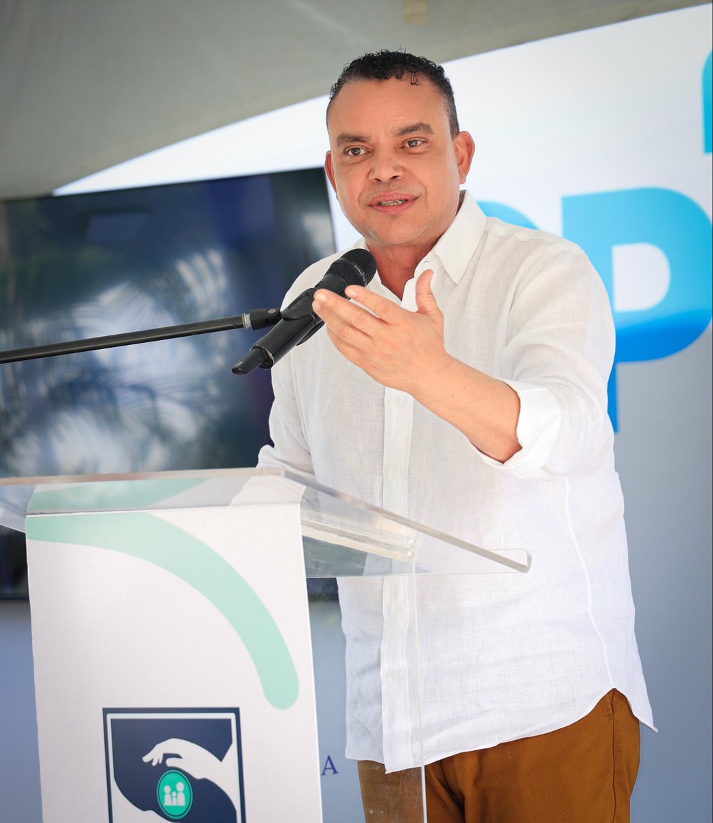 SNSRDO's tweet photo. 💙🏥 ¡Atabalero se transforma!
Tras 42 años de espera, la comunidad recibe un nuevo espacio para cuidar la salud de su gente. https://t.co/aGhNL0CwQp