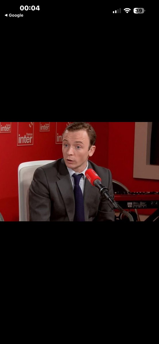 PatChampagnac's tweet photo. Alors que la direction de France Inter s’obstine à maintenir à l’édito du dimanche le journaliste Charles Sapin directeur adjoint de la rédaction de «Valeurs actuelles», journal d'extrême-droite multicondamné pour racisme et incitation  à la haine, les salariés de Radio France font grève ce dimanche 13 et lundi 14 septembre pour protester contre l'embauche de ce journaliste.
Pour défendre le recrutement de Charles Sapin, Sibyle Veil (la PDG de Radio France, depuis avril 2018 , ici en photo) et Vincent Meslet (directeur éditorial), ont honteusement affirmé, je cite , que « ce journaliste n’a aucun dérapage à son actif » et, pour le second, que Sapin avait « pris ses distances avec les anciennes couvertures ignominieuses publiées par Valeurs actuelles » et que « le procès fait à Charles Sapin repose sur des intentions supposées, non sur des faits, des actes ou des chroniques précises." Sauf que des médias d'investigation commencent à enquêter sur ce personnage , et que contrairement à ce que avance la direction de France Inter , il existe  bien des faits pas très reluisants qui collent à la peau de ce journaliste . Blast, site d’information français d’actualités et d’investigations indépendant, en a répertorié quelques uns. Ainsi Charles Sapin admirait bien il y a quelques années les abjections de Valeurs actuelles… et y contribuait même. ( À lire dans Blast ) . 
Toujours est - il que les  détracteurs de Charles Sapin ne désarment pas. Dans une tribune écrite et publiée sur le site du Parisien samedi après-midi, quelque 300 personnalités du monde médiatique et culturel contestent l’arrivée du nouveau directeur-adjoint de la rédaction de Valeurs Actuelles sur l’antenne de France Inter, arguant des «limites admissibles du pluralisme dans le débat public». On y trouve les acteurs Josiane Balasko, Denis Podalydès, Anna Mouglalis, Corinne Masiero, les historiens Benjamin Stora et Johann Chapoutot, les écrivains Annie Ernaux, Leïla Slimani ou Virginie Despentes, le photographe Yann Arthus-Bertrand, le dessinateur Jul., le sociologue François Héran, l’ancien footballeur Lilian Thuram . Pour les signataires de la tribune , France Inter ne devrait pas «participer à la banalisation» des idées portées par Valeurs Actuelles, des valeurs qui sont en totale contradiction avec les missions de la radio publique définies par le Parlement : défendre la cohésion sociale, la lutte contre les discriminations, la représentation de la diversité des origines et des cultures», s’indigne le texte, qui taxe volontiers Valeurs Actuelles de «vitrine et symbole de la libération de la parole raciste».
#Medias 
#FranceInter