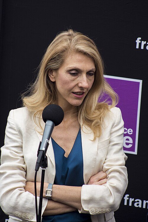 PatChampagnac's tweet photo. Alors que la direction de France Inter s’obstine à maintenir à l’édito du dimanche le journaliste Charles Sapin directeur adjoint de la rédaction de «Valeurs actuelles», journal d'extrême-droite multicondamné pour racisme et incitation  à la haine, les salariés de Radio France font grève ce dimanche 13 et lundi 14 septembre pour protester contre l'embauche de ce journaliste.
Pour défendre le recrutement de Charles Sapin, Sibyle Veil (la PDG de Radio France, depuis avril 2018 , ici en photo) et Vincent Meslet (directeur éditorial), ont honteusement affirmé, je cite , que « ce journaliste n’a aucun dérapage à son actif » et, pour le second, que Sapin avait « pris ses distances avec les anciennes couvertures ignominieuses publiées par Valeurs actuelles » et que « le procès fait à Charles Sapin repose sur des intentions supposées, non sur des faits, des actes ou des chroniques précises." Sauf que des médias d'investigation commencent à enquêter sur ce personnage , et que contrairement à ce que avance la direction de France Inter , il existe  bien des faits pas très reluisants qui collent à la peau de ce journaliste . Blast, site d’information français d’actualités et d’investigations indépendant, en a répertorié quelques uns. Ainsi Charles Sapin admirait bien il y a quelques années les abjections de Valeurs actuelles… et y contribuait même. ( À lire dans Blast ) . 
Toujours est - il que les  détracteurs de Charles Sapin ne désarment pas. Dans une tribune écrite et publiée sur le site du Parisien samedi après-midi, quelque 300 personnalités du monde médiatique et culturel contestent l’arrivée du nouveau directeur-adjoint de la rédaction de Valeurs Actuelles sur l’antenne de France Inter, arguant des «limites admissibles du pluralisme dans le débat public». On y trouve les acteurs Josiane Balasko, Denis Podalydès, Anna Mouglalis, Corinne Masiero, les historiens Benjamin Stora et Johann Chapoutot, les écrivains Annie Ernaux, Leïla Slimani ou Virginie Despentes, le photographe Yann Arthus-Bertrand, le dessinateur Jul., le sociologue François Héran, l’ancien footballeur Lilian Thuram . Pour les signataires de la tribune , France Inter ne devrait pas «participer à la banalisation» des idées portées par Valeurs Actuelles, des valeurs qui sont en totale contradiction avec les missions de la radio publique définies par le Parlement : défendre la cohésion sociale, la lutte contre les discriminations, la représentation de la diversité des origines et des cultures», s’indigne le texte, qui taxe volontiers Valeurs Actuelles de «vitrine et symbole de la libération de la parole raciste».
#Medias 
#FranceInter