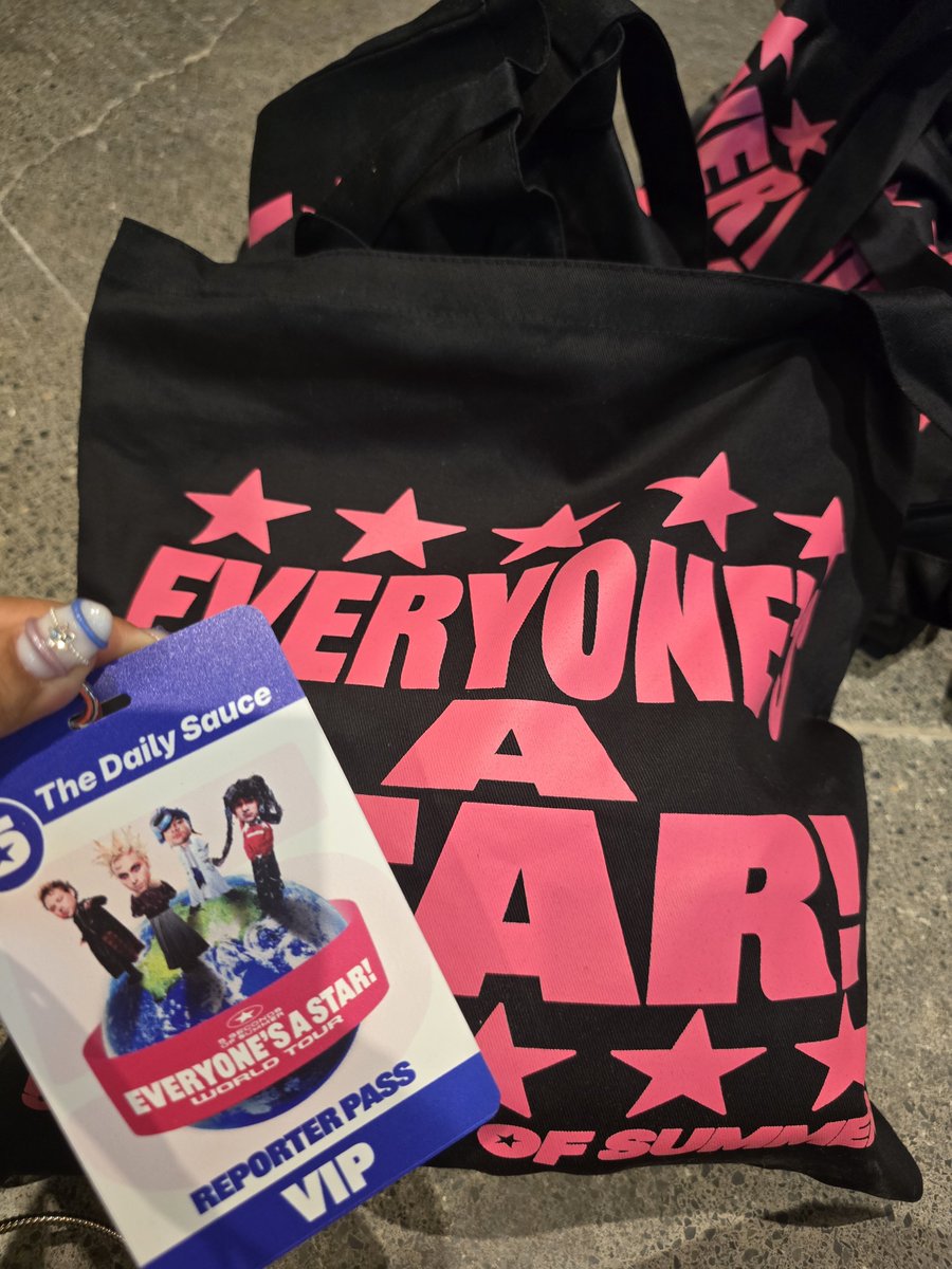 _killmeepls's tweet photo. ready for tonight!! ( ☆∀☆)
#5sos #everyonesastar https://t.co/M0YKQatgtU