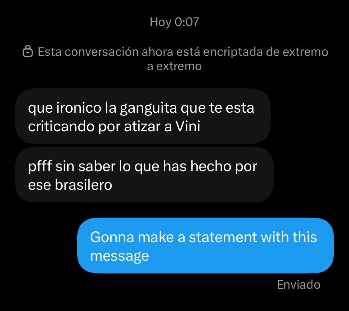 mariomdp7's tweet photo. Aquí yo me he matado con cualquiera por defender a Vinícius PORQUE LO HA MERECIDO. El Vinícius de 2018 hasta 2024 merece TODO el amor del madridismo.

Desde ahí hasta que renueva yo le he puesto el asterisco de Mbappé constantemente.

En el momento en el que renueva, insisto, lo que dice es: “ME DA IGUAL QUE MBAPPÉ ME HAGA PEOR FUTBOLISTA, DE HECHO, ME GUSTA Y LO ACEPTO CON TAL DE COBRAR MÁS Y QUEDARME”. Respetable insisto. Pero deja de valerme la excusa. A partir de ahí le exijo rendir como si no fuese Mbappé el que juega a su lado. Total, ha sido SU decisión seguir en esa situación.