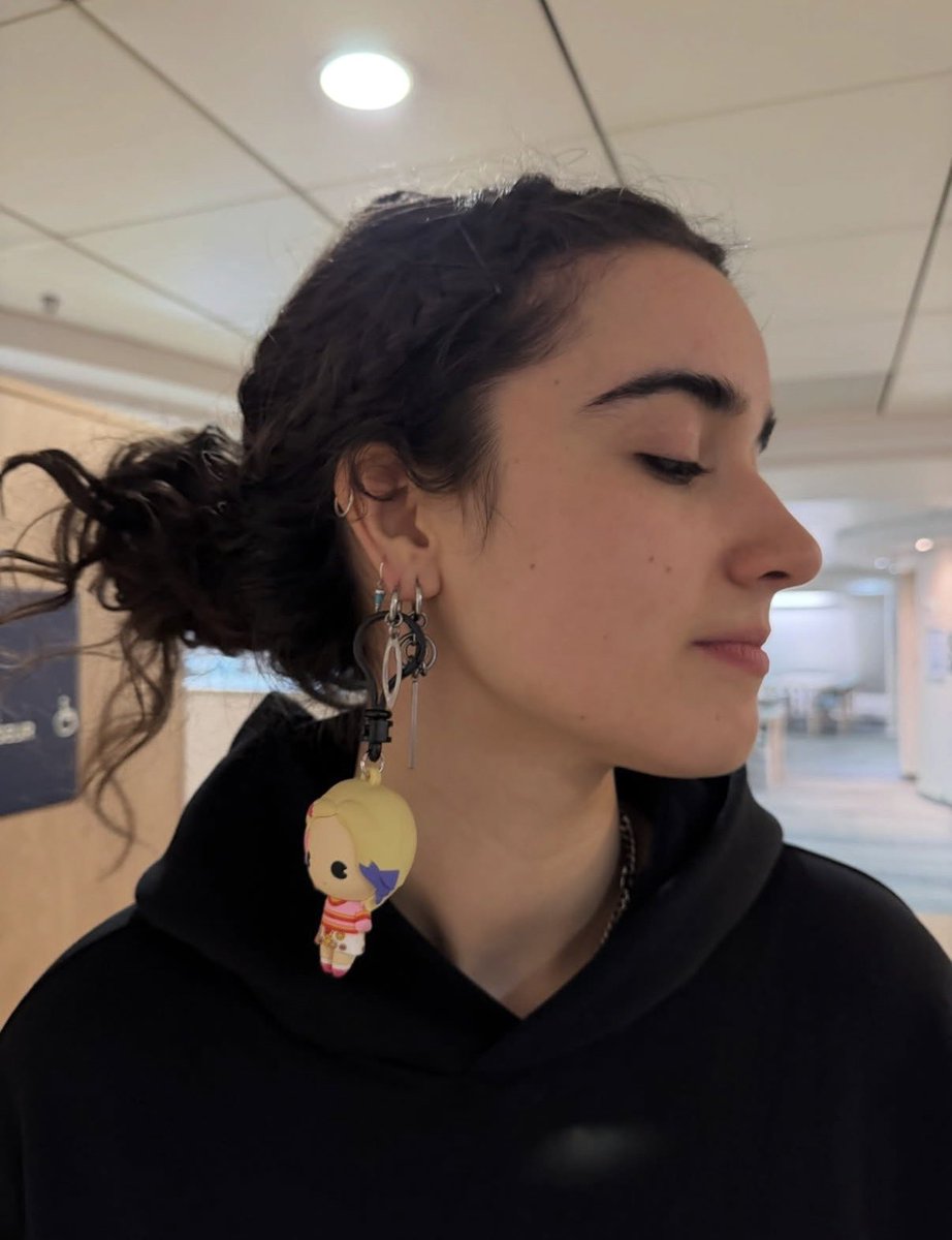 scrawnypercy's tweet photo. asha with an enid keychain my ashaemma bears 😭😭😭😭 https://t.co/XAWI7dielZ