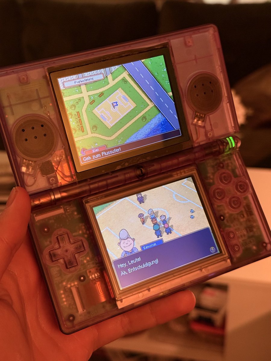 Ecki107's tweet photo. Ich hab den DS jetzt noch ein drittes und hoffentlich letztes Mal auseinandergenommen. Der Digitizer hat nur so semi funktioniert. Da habe ich einen komplett neuen eingebaut. Netter Nebeneffekt: Jetzt sind beide Screens brandneu ohne Kratzer! https://t.co/ocqZSttkId