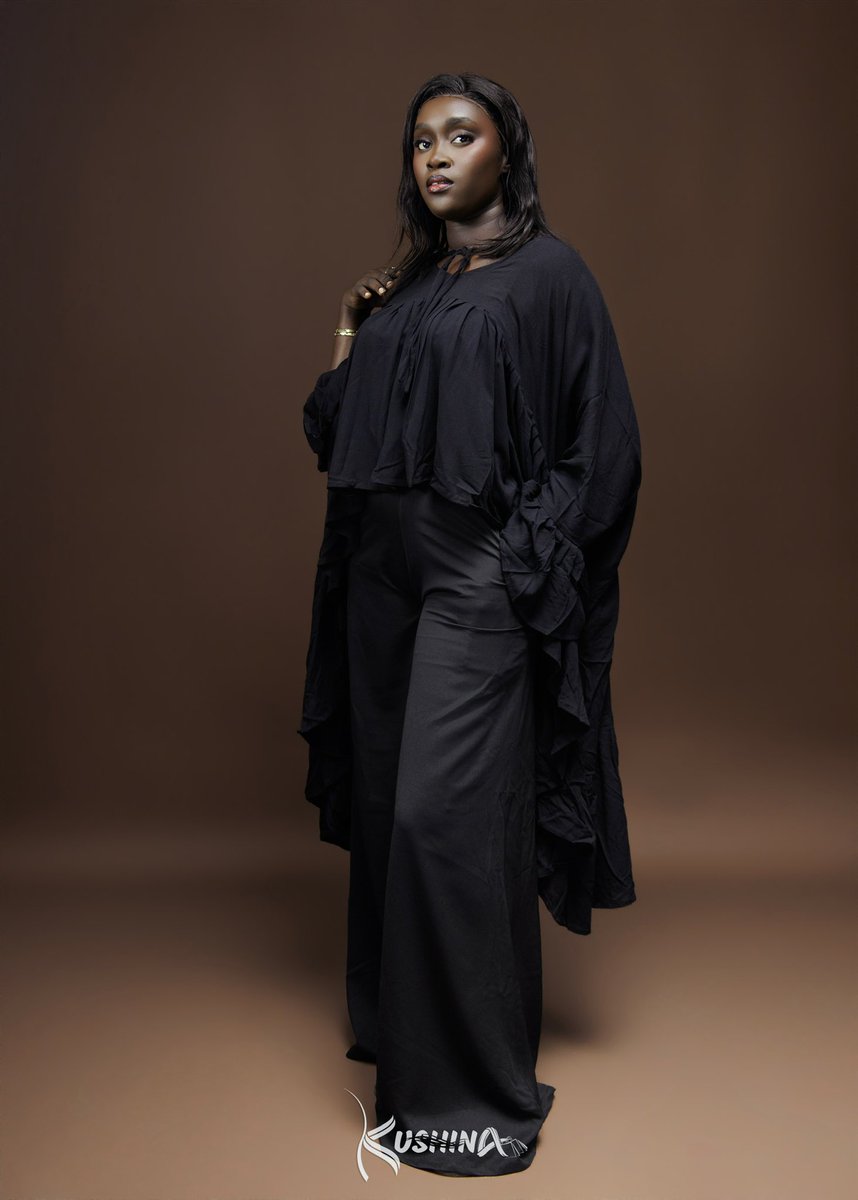 Kushina120's tweet photo. « Habiba » est une tenue qui joue sur les volumes. Ce haut oversize, avec ses manches cape à volants et son encolure nouée, crée un effet fluide et sculptural, adouci par des fronces au niveau de la poitrine. Associé à un pantalon palazzo à coupe droite, https://t.co/wKlho6qHl5