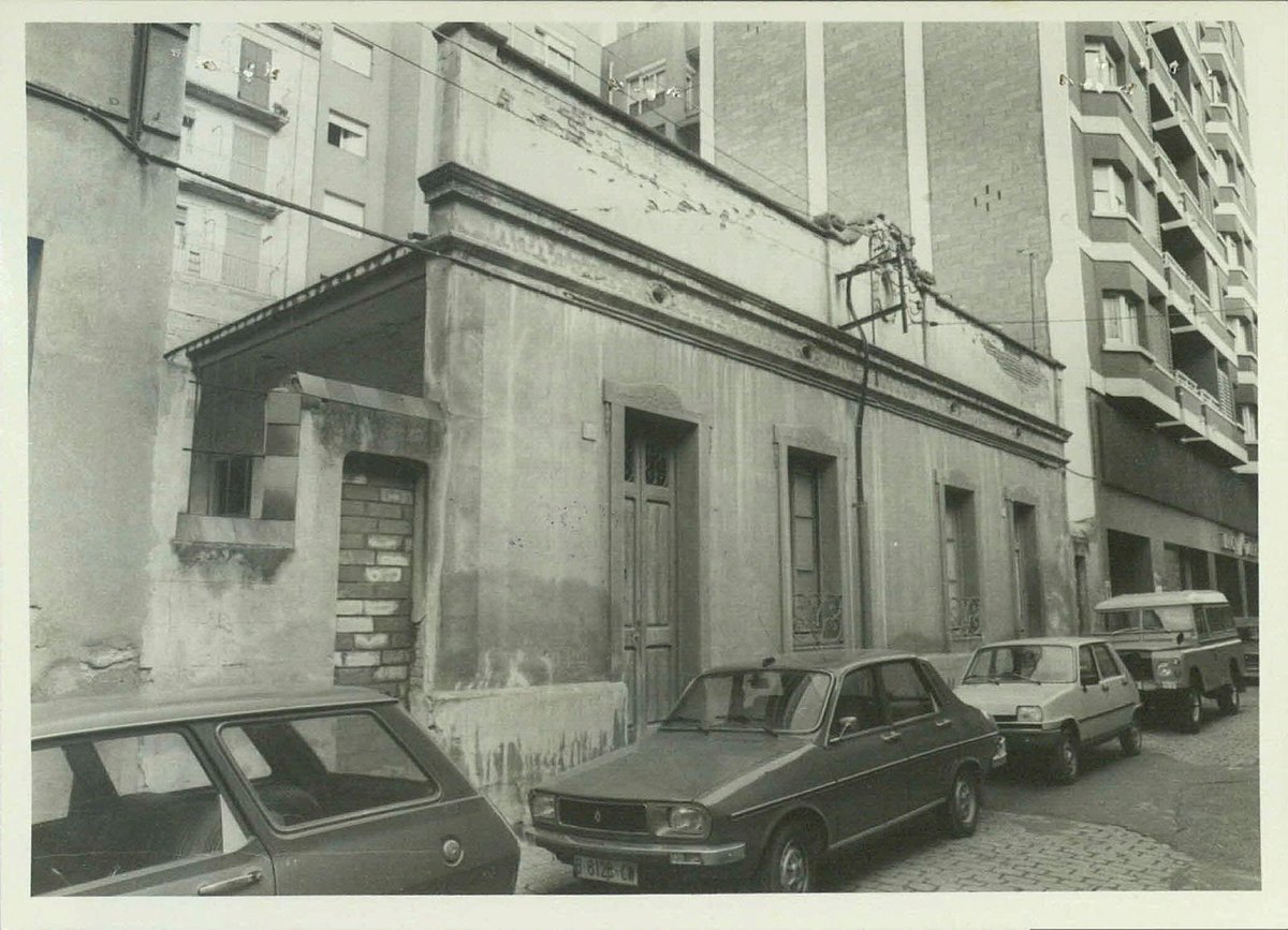 ireneuc's tweet photo. El Ptge de la Pau va ser urbanitzat per la familia Oliveras l'any 1915, dins de la urbanització de la Rambla. Batejat així el maig de 1918 sembla ser que estava relacionat amb el moviment pacifista al voltant de la Primera Guerra Mundial, que portava 4 anys aleshores. #HistoriaLH https://t.co/BwiKrkp7qp
