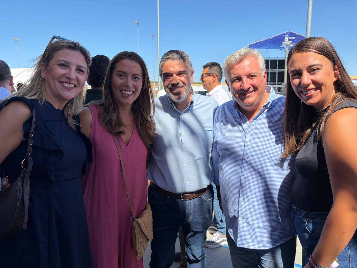 ppvaldemoro's tweet photo. 🔵 Acompañamos a nuestros amigos de @popularesfuenla, junto a nuestra querida @anamillanpp, con motivo de las fiestas de #Fuenlabrada. 

Buen rollo, ambientazo y mucha alegría. ☺️ https://t.co/qyS5u5rc2z