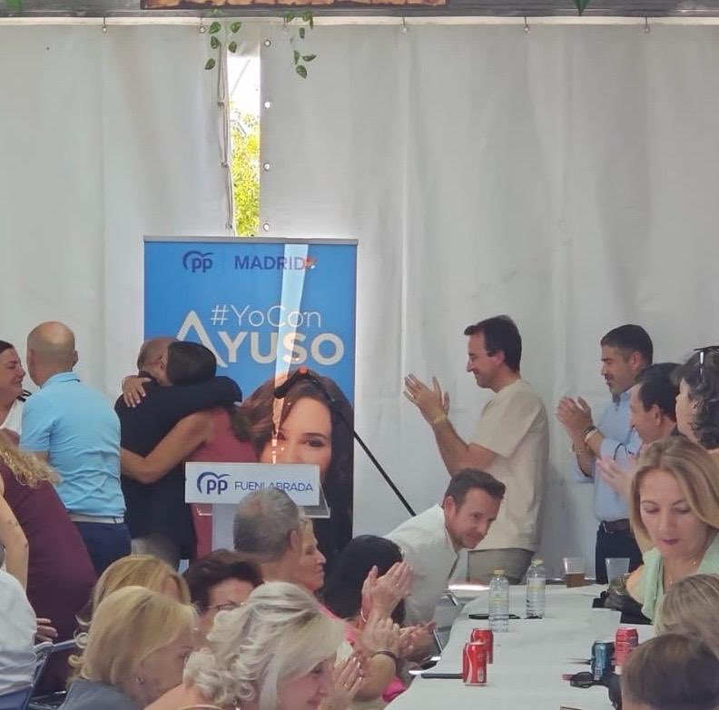 ppvaldemoro's tweet photo. 🔵 Acompañamos a nuestros amigos de @popularesfuenla, junto a nuestra querida @anamillanpp, con motivo de las fiestas de #Fuenlabrada. 

Buen rollo, ambientazo y mucha alegría. ☺️ https://t.co/qyS5u5rc2z