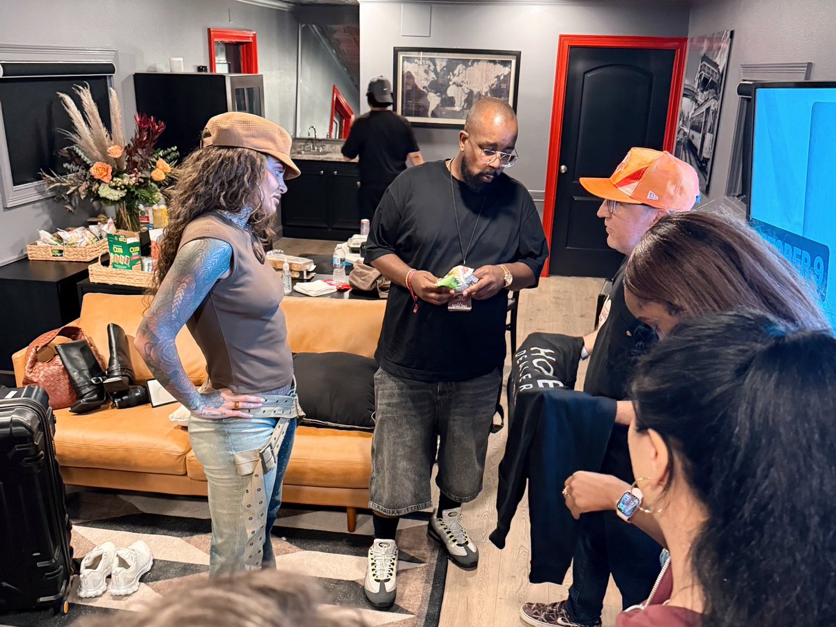 engagecurrent's tweet photo. Last night a few members of our #LaundryProject team had the opportunity to meet @Kehlani at her Tampa show &amp; present her with one of our #HopeDealer hoodies...1/3 https://t.co/PupymIcWAl