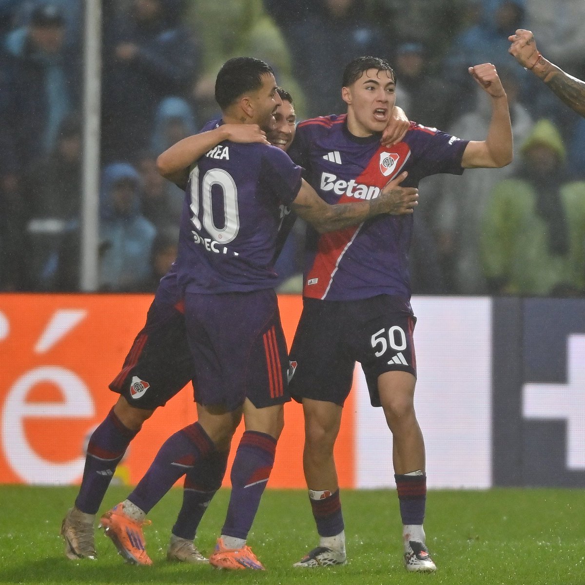 diegocampur's tweet photo. @RiverPlate Gran primer tiempo. Sobraron el segundo

Hay que dejar de dar vueltas y definir el partido, no podemos sufrir así con un jugador más. 

Bien Beltrán, por fin alguien se acordó de dejarle la pelota al que viene de frente. https://t.co/mABOlUrPwh