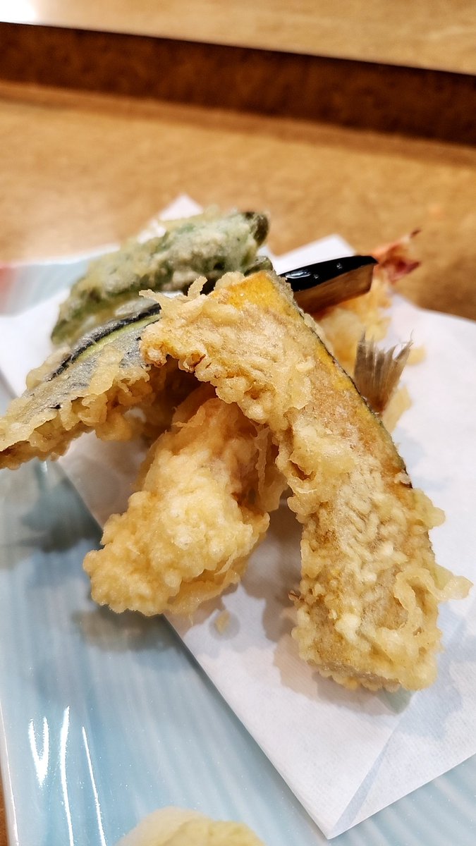 you_dissembler's tweet photo. 増重@魚津、4500円コース、ビール・立山。初訪問。刺身は柔らかさに驚き、旨味もしっかり伝わってくる。巨大なカレイの唐揚げは、この揚がり具合と歯ごたえの心地よさ。名物の天ぷらは野菜と海老・キス。揚がり具合が心地よい。他に酢の物とかま焼も。どれもこれも美味しかったです。 https://t.co/dMAUvJoX2S