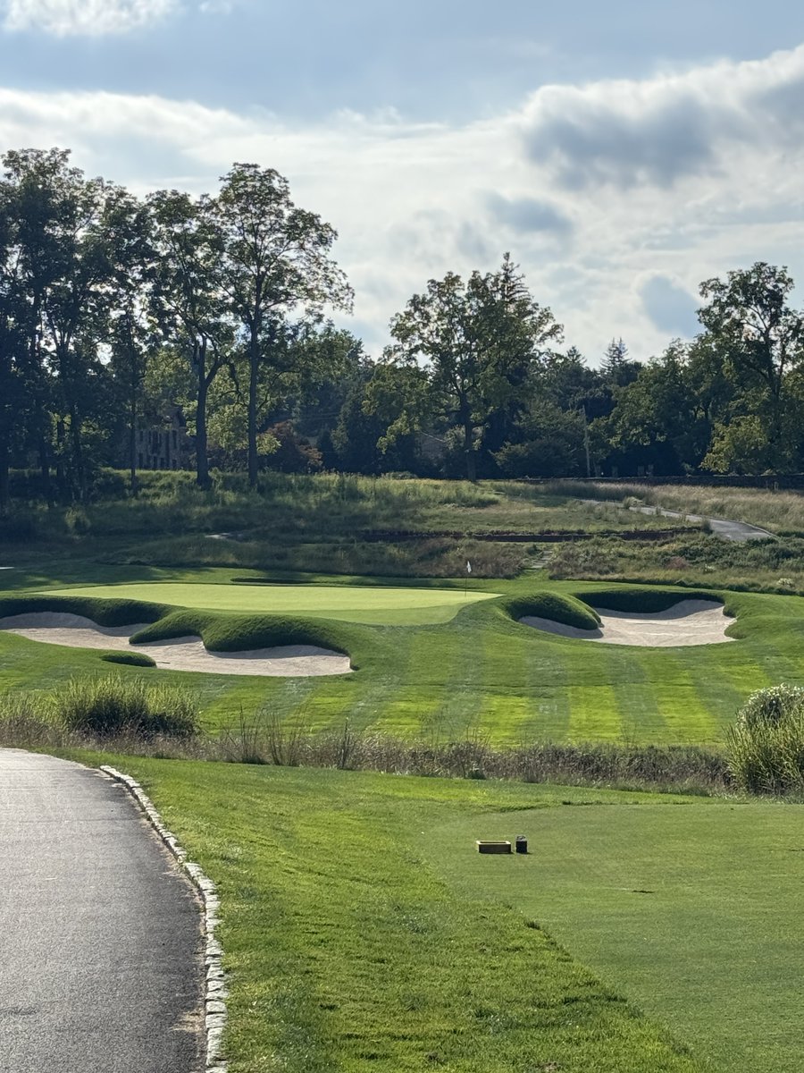 MikeyNooodz's tweet photo. Played an absolute gem today. Paramount Country Club / NY - one of the most well conditioned, pristine clubs in the area.From the greens being so perfect and firm , to how much detail was in each fairway and rough cut. Super tricky ,gotta be on the numbers there, great day 💎 ⛳️ https://t.co/6LAEZBNrpm