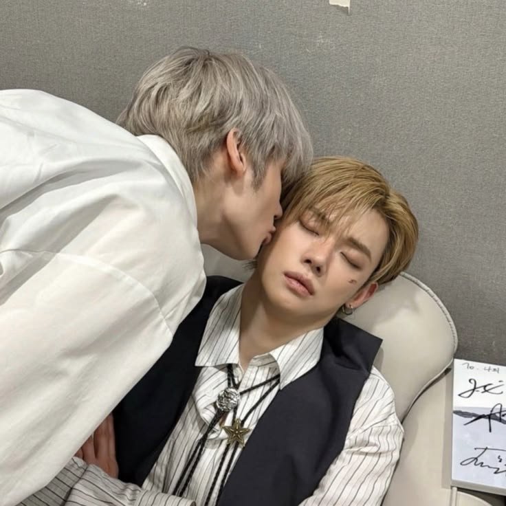 huekaiining's tweet photo. @ilvero_yeonjun happy birthday again Junie!!! And eat lots of cake because you deserve it!! love you 💕

p.s next time we'll go see 5sos together I promise!
(and of course cry over how perfect Luke Hemmings is lol) https://t.co/Fg0ImdRWw1