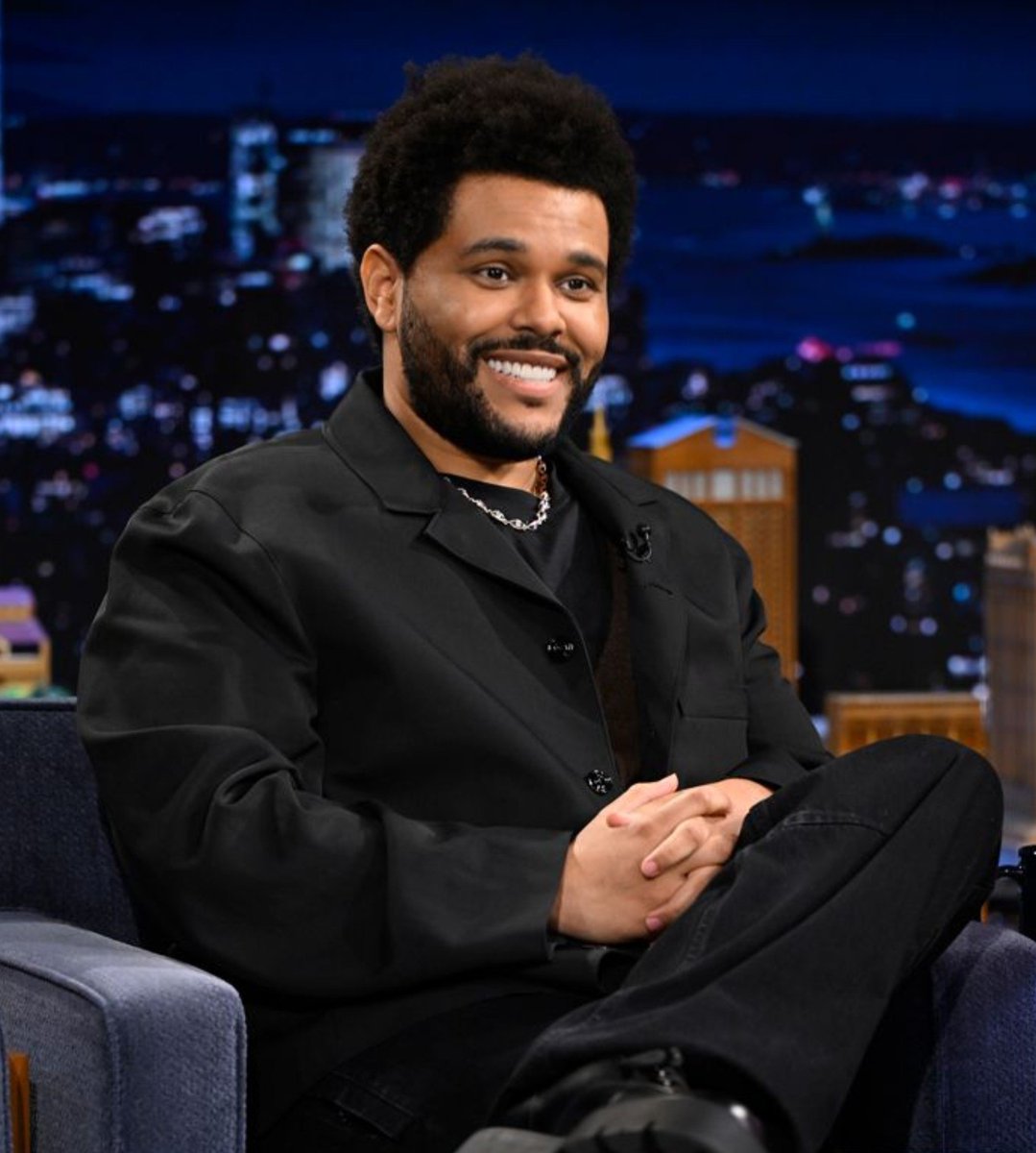 RJupiter7's tweet photo. 🚨The weeknd before his new concert in Brazil after fans asked him if hes reading One Piece

"I've been reading it for a year now and im absolutely in love with this story. Robin is my favorite character, I'm writing a song called ROBIN, Sanji is also really really cool" https://t.co/6UUNmtIJoL