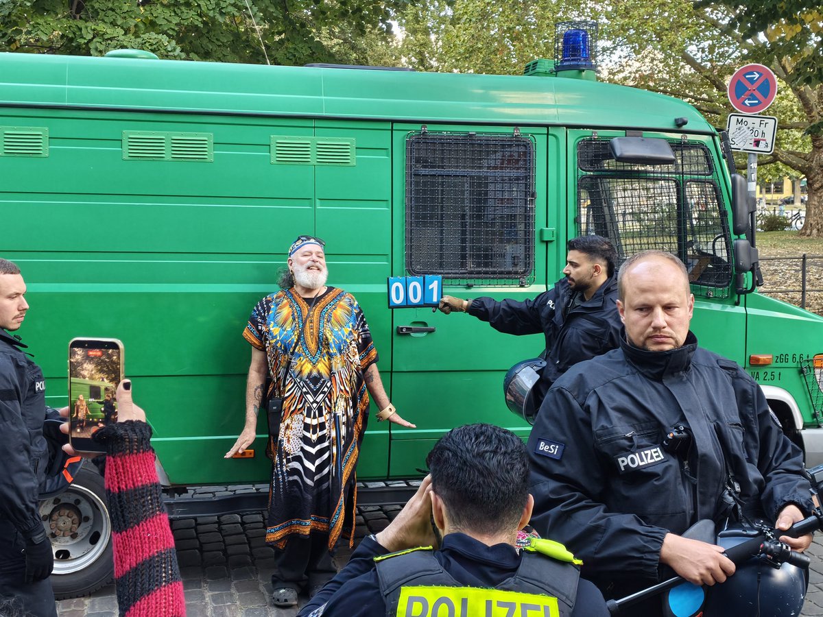 KaterHofmann's tweet photo. Bild 1. POV der rechten Influencerin Karoline Preisler (FDP) auf der palästinasolidarischen Demo.

Bild 2. Die Berliner Polizei behandelt einen in Berlin lebenden Juden erkennungsdienstlich, da er mit einem Kunstwerk angeblich eine Staatsflagge "beleidigt" hätte. #b1209 https://t.co/kINahaesYg