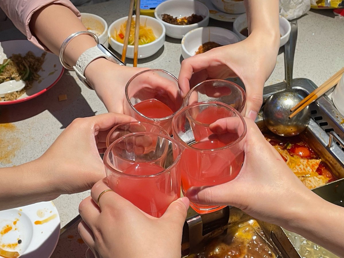 EDNA_KARLA's tweet photo. 终于约到了！和当年一起蹲食堂抢奶茶的老伙计们，今晚火锅局聊到凌晨，感觉又回到了穿校服的日子 https://t.co/VykuGOg55a