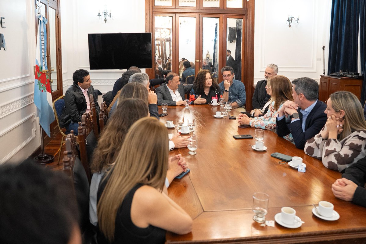 terelunalarioja's tweet photo. Junto a diputados/as del @nortegrande_ar visitamos al Gobernador de mi Provincia @QuintelaRicardo y compartimos la visión estratégica q dsd la Región debemos liderar la "reconstrucción de la esperanza" q pte una alternativa en 2027 para el Norte Grande y la Argentina ✌🏽💪🏼🙌🏽♥️🇦🇷 https://t.co/msNEEhgGpa