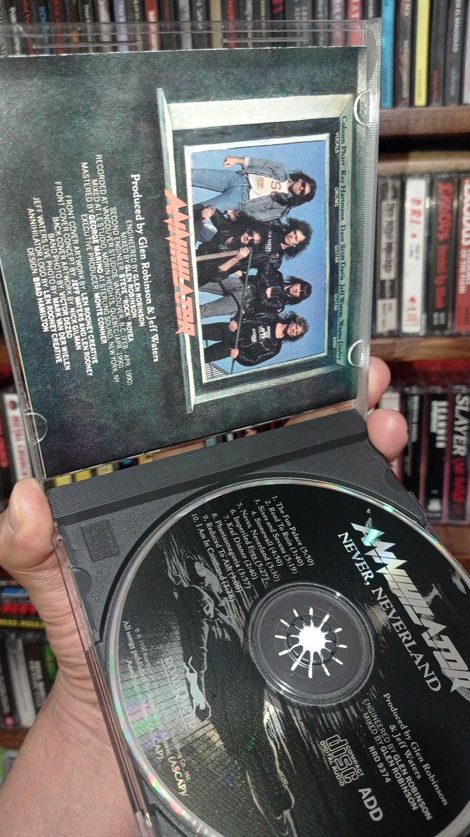 XIBILXIC's tweet photo. 36 años de la Tierra del Nunca Jamás 🤘😲🤘 @annihilatorband 🇨🇦 Never Neverland 👏😲👏😲 #Annihilator #NeverNeverland #thefunpalace #phantasmagoria #imperiledeyes #thrashmetal #CassetteMania #90sMetal cuál es tu tema favorito? yo #SixesAndSevens https://t.co/r2zpURc42H