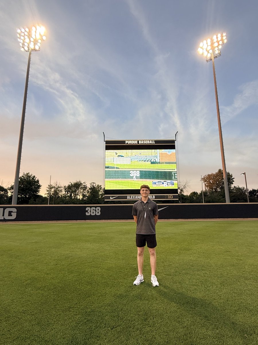 QuinnLewis04's tweet photo. Had an awesome weekend visiting purdue! Grateful for the time there and visiting everything about purdue. Was great to meet the coaching staff. Blessed to have an opportunity to be there! @BlackLabelAth @bserrato37 @JBren16 https://t.co/i1PUSUuAy8