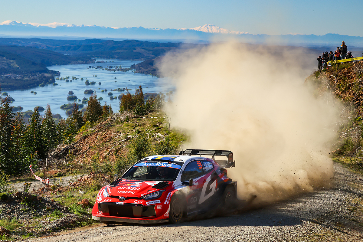rallyx_m's tweet photo. ソルベルグがラリー・チリのトップを堅持、トヨタが歴史的な10度目のマニュファクチャラー・タイトル獲得に向けて1-2-3態勢で最終日へ！

#wrcjp https://t.co/AJQWf0Z6wd https://t.co/Z0BU0GvTWN