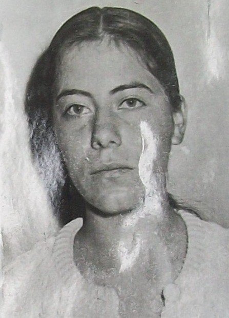 LLorence50953's tweet photo. Mi Olivia se pegó un tiro cuando se le acabó el parque, después de combatir horas, con el cadáver de su pareja al lado de ella.

La habían detenido previamente, la habían torturado y la habían violado salvajemente.

Los detenidos por segunda vez no salían vivos del Campo Militar. https://t.co/eVGE0XbeVT