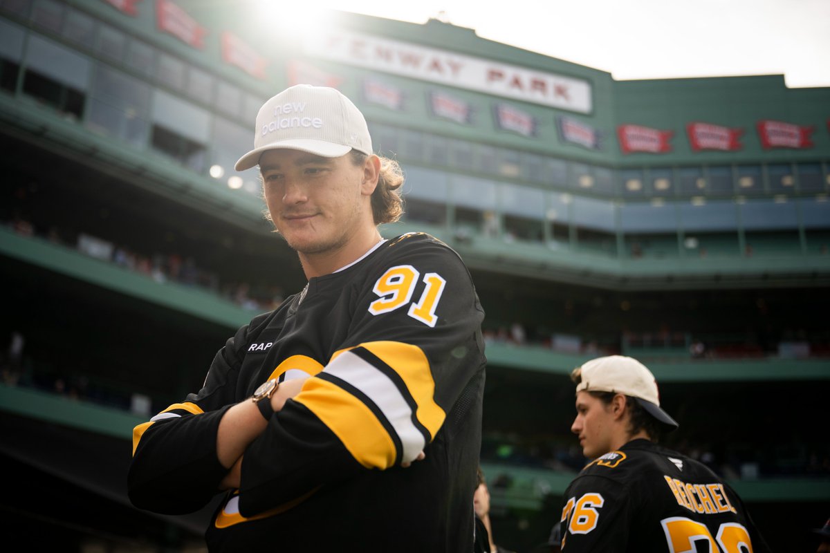 NHLBruins's tweet photo. Fun was had at Fenway. https://t.co/EoHMKXuyyQ