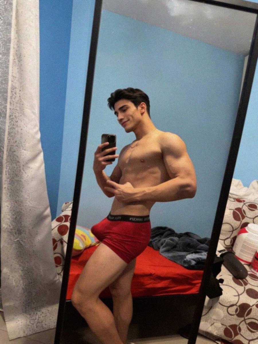abbyymorann's tweet photo. How long did you stare? 👀 https://t.co/Ey3vcljsAY