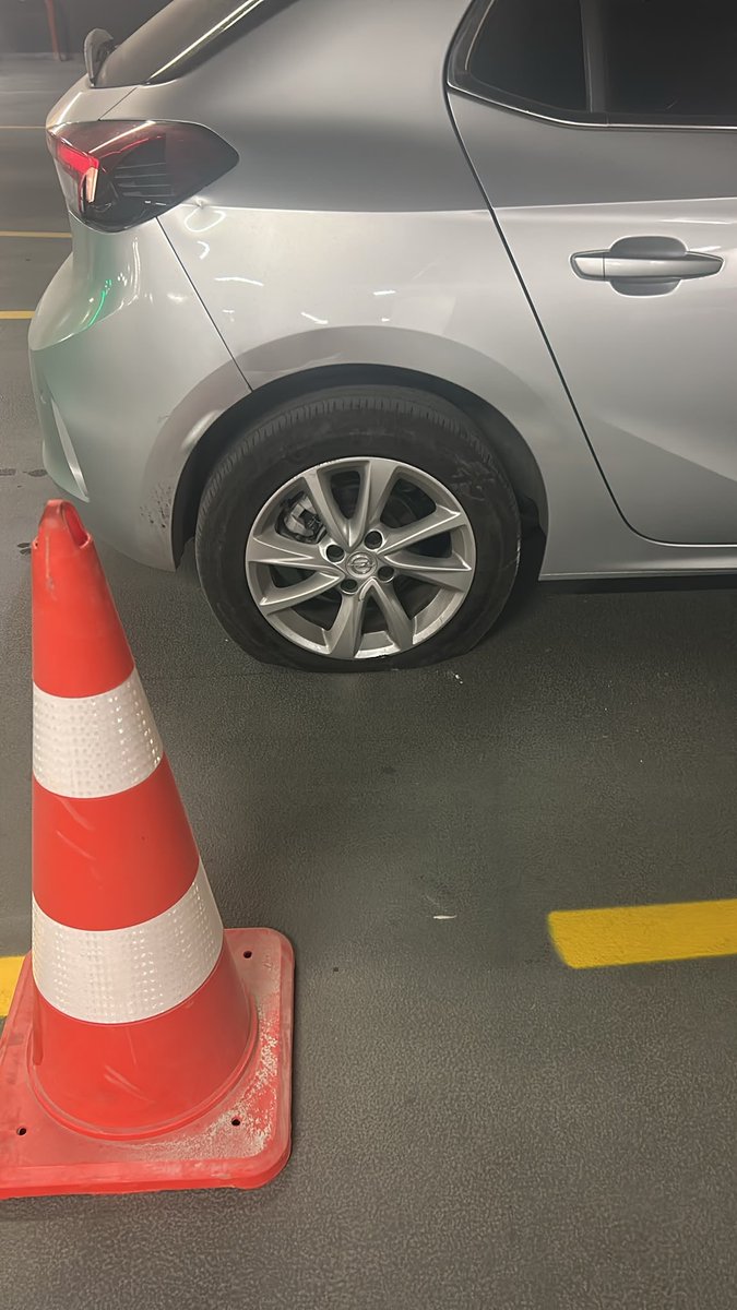 isinvakkosu's tweet photo. KoruFlorya avm Otopark Rezaleti !!

İnşaatı devam eden otoparkı hizmete açmak yetmezmiş gibi dar viraja koyduğunz saçma kaldırım yüzünden gece gece lastiğimiz patladı! Tamamlanmamş alanları denetlemeden kullanıma açmanın bedelini ziyaretçiler ödemek zorunda değil. https://t.co/ALiRhfGC5T